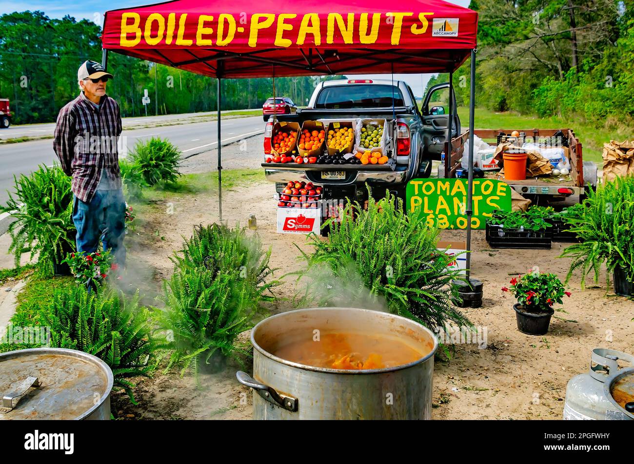 Un homme vend des arachides bouillies et des produits variés sur un stand en bord de route sur la Mississippi Highway 63, 20 mars 2023, à Moss point, Mississippi. Banque D'Images
