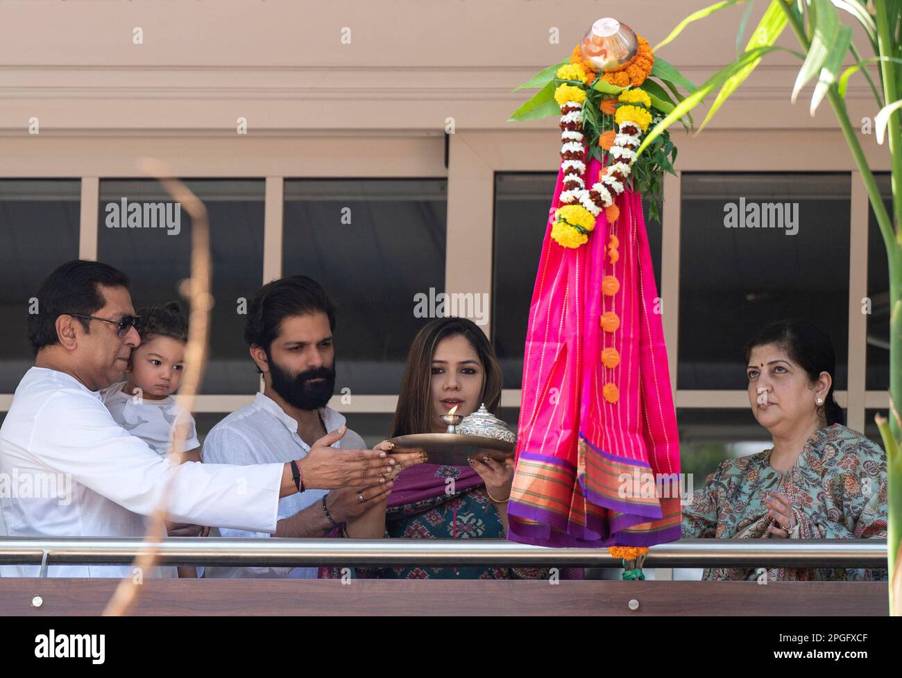 Mumbai, Inde. 22nd mars 2023. MUMBAI, INDE - MARS 22: Le président de la MNS, Raj Thackeray, et sa famille célèbrent Gudi Padwa, le nouvel an du Maharashtrian à sa résidence de Rajgad, à Dadar sur 22 mars 2023, à Mumbai, en Inde. (Photo de Satish Bate/Hindustan Times/Sipa USA) crédit: SIPA USA/Alay Live News Banque D'Images