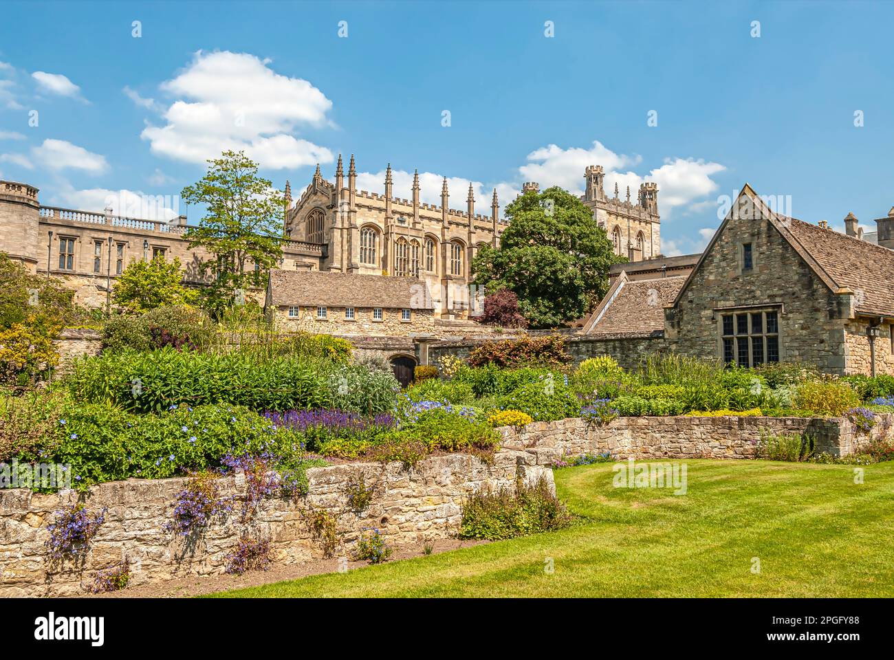 Jardin fleuri de la cathédrale Christ Church d'Oxford, Oxfordshire, Angleterre, Royaume-Uni Banque D'Images