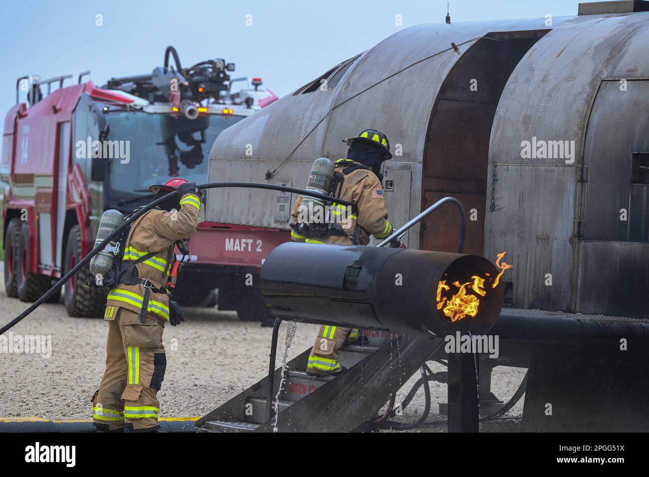 Entraînement en direct au feu de l'avion, 21 mars 2023, joint base San Antonio-Kelly Field, Texas. Cet événement de formation semestriel a pour but de s'assurer que les pompiers répondent aux exigences de la norme 1403 de la National Fire protection Association. Cette formation en direct sur les incendies comprend la lutte contre les incendies de carburant, les incendies de moteurs ainsi que les incendies de cargaison à l'intérieur, ce qui permet de maintenir la maîtrise de la gestion des incidents d'urgence dans les avions. (É.-U. Photo de la Force aérienne par Thomas Coney/publié) Banque D'Images