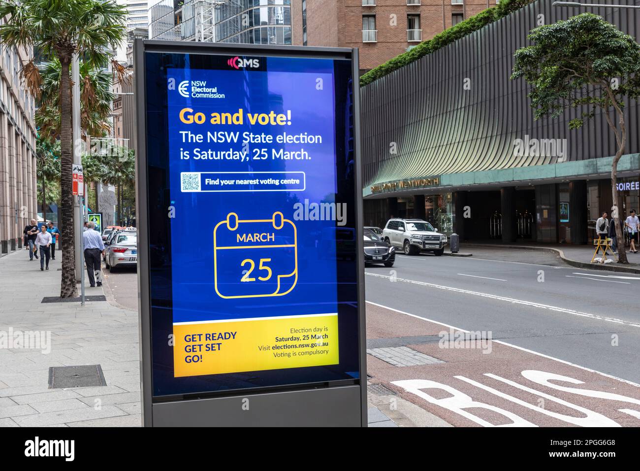 NSW Commission Electorale arrêt de bus annonçant rappelant aux gens de voter sur NSW Electoral Day 2023, Sydney, Australie Banque D'Images