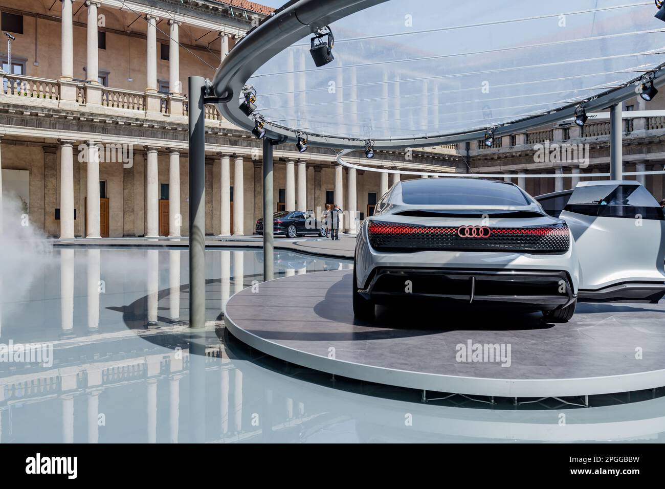 MILAN, ITALIE - AVRIL 16 2018 : événement de laboratoire de la ville d'Audi. Un événement mettant en scène des modèles de voitures Audi a présenté la semaine du design à Milan. Banque D'Images