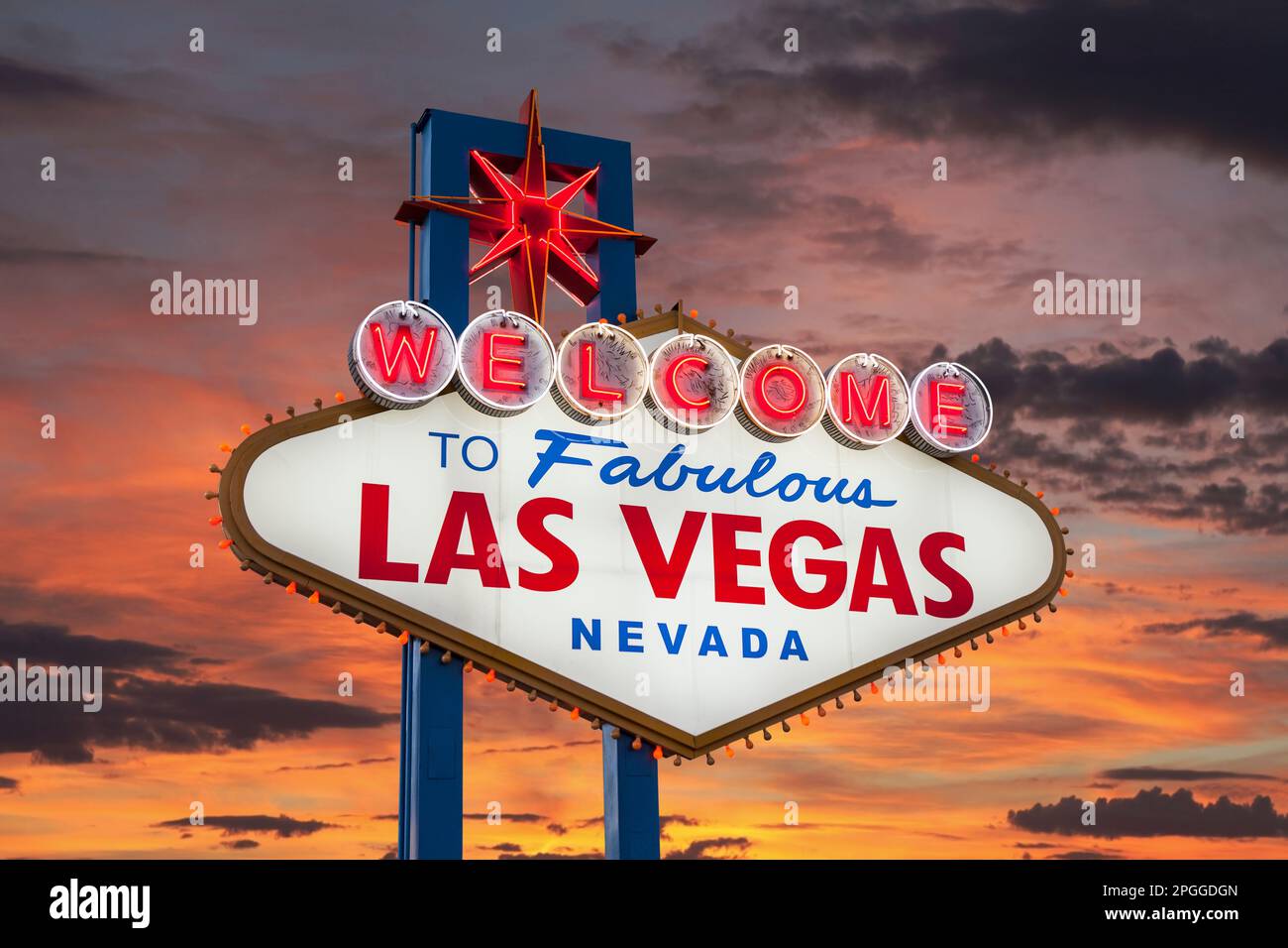 Vue sur le coucher du soleil sur le célèbre panneau Bienvenue au fabuleux Las Vegas. Banque D'Images