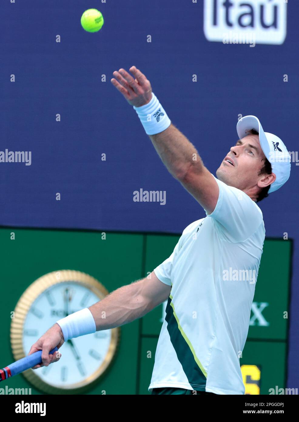 Miami Gardens, États-Unis. 22nd mars 2023. Andy Murray, de Grande-Bretagne, sert à Dusan Lajovic, de Serbie, lors de la première série du troisième match, le jour d'ouverture de l'Open de Miami au Hard Rock Stadium de Miami Gardens, en Floride, mercredi, 22 mars 2023. Photo de Gary I Rothstein/UPI crédit: UPI/Alay Live News Banque D'Images