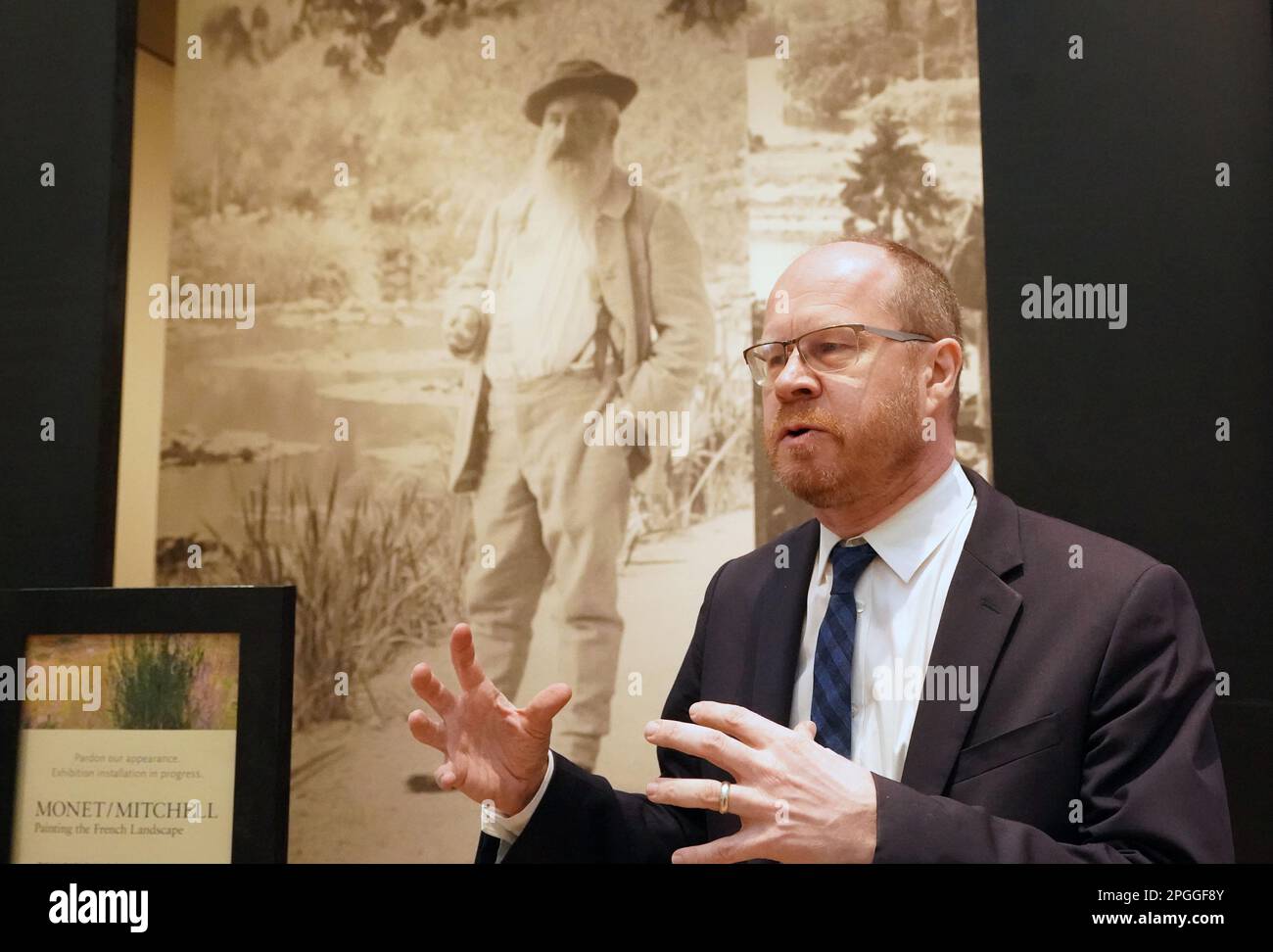 St. Louis, États-Unis. 22nd mars 2023. Simon Kelly, conservateur de l'art moderne et contemporain pour la St. Louis Art Museum, parle de l'exposition Monet/Mitchell, avec une photo de Monet en arrière-plan, qui ouvrira la semaine prochaine, à Saint-Pierre Louis sur 22 mars 2023. L'exposition est la première d'un lieu américain qui examinera la relation entre deux maîtres de leur milieu : le peintre impressionniste français Claude Monet et l'expressionniste abstrait américain Joan Mitchell. Photo par Bill Greenblatt/UPI crédit: UPI/Alay Live News Banque D'Images