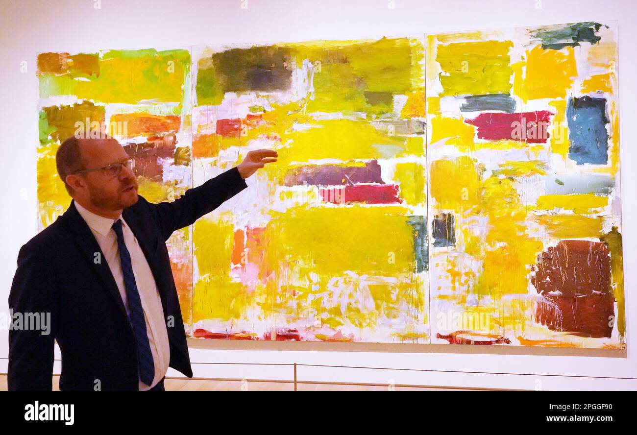 St. Louis, États-Unis. 22nd mars 2023. Simon Kelly, conservateur de l'art moderne et contemporain pour la St. Louis Art Museum, parle du « champ labouré », une œuvre de l'artiste Joan Mitchell, dans le cadre de l'exposition Monet/Mitchell qui ouvrira la semaine prochaine à Saint-Laurent Louis sur 22 mars 2023. L'exposition est la première d'un lieu américain qui examinera la relation entre deux maîtres de leur milieu : le peintre impressionniste français Claude Monet et l'expressionniste abstrait américain Joan Mitchell. Photo par Bill Greenblatt/UPI crédit: UPI/Alay Live News Banque D'Images