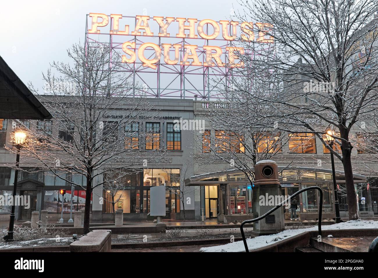 Le panneau « Playhouse Square » historique est illuminé et vu depuis l'US Plaza dans le quartier des théâtres Playhouse Square après une chute de neige à Cleveland, Ohio Banque D'Images