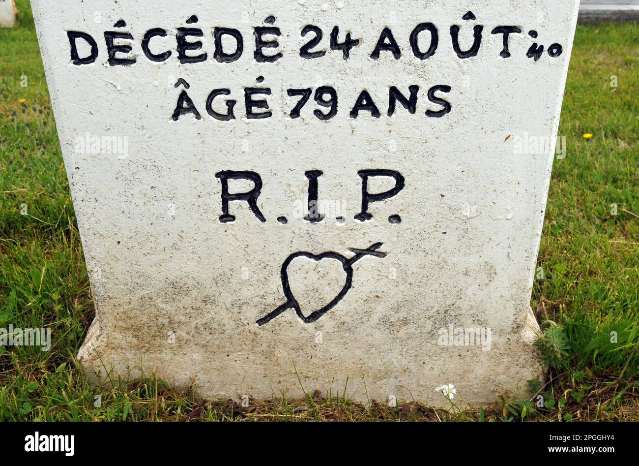 Détail d'une pierre d'angle dans le cimetière acadien en bord de mer de l'église notre Dame du Mont Carmel, dans la région Évangéline de l'Île-du-Prince-Édouard. Banque D'Images