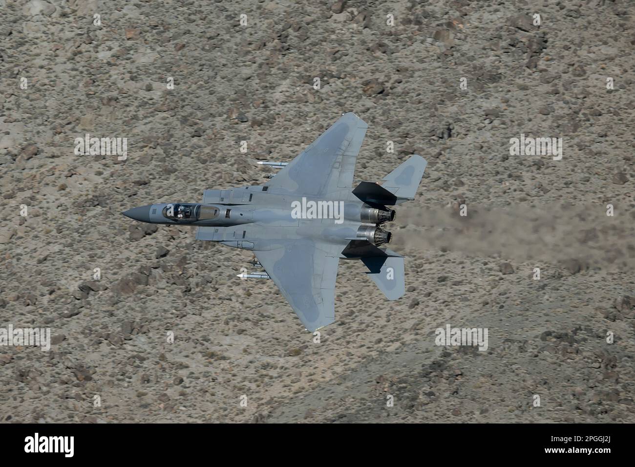 Lone Pine, CA - 9 novembre 2022: USAF F-15 Fighter Jet survolant niveau bas sur le chemin de bas niveau Sidewinder-D. Banque D'Images