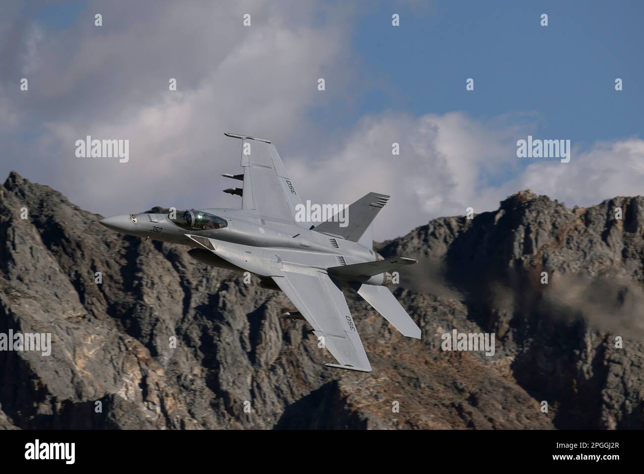 Lone Pine, CA - 9 novembre 2022 : Marine F-18 avion de chasse au niveau bas sur le chemin de bas niveau Sidewinder-D. Banque D'Images