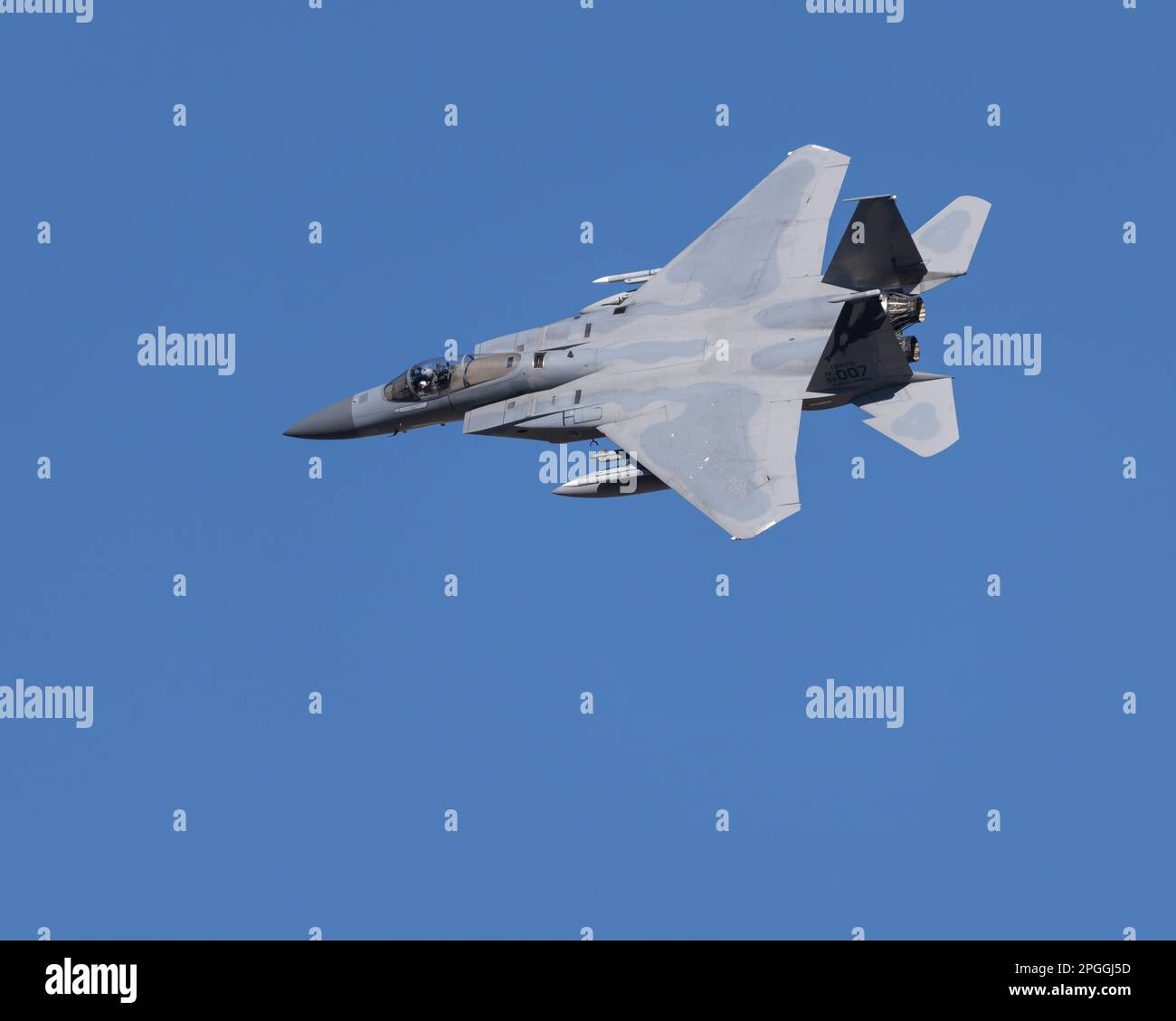 Lone Pine, CA - 25 janvier 2023: USAF F-15 Fighter Jet survolant niveau bas sur le chemin de bas niveau Sidewinder-D. Banque D'Images