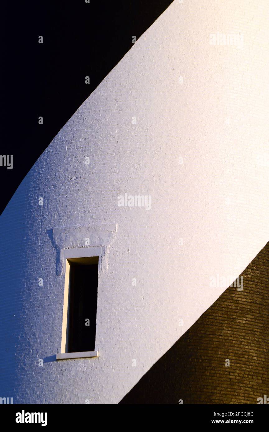 Une fenêtre est située au milieu d'une diagonale noire et blanche du phare de Cape Hatteras sur les rives extérieures de la Caroline du Nord Banque D'Images