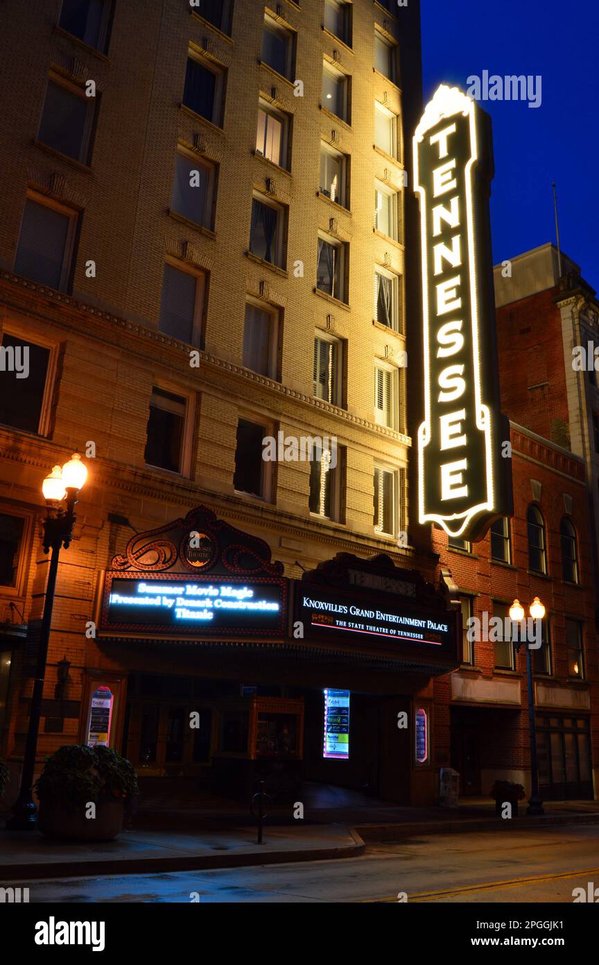 Le chapiteau du théâtre historique du Tennessee, à Knoxville, est illuminé la nuit et est le centre des arts de la scène dans la ville Banque D'Images