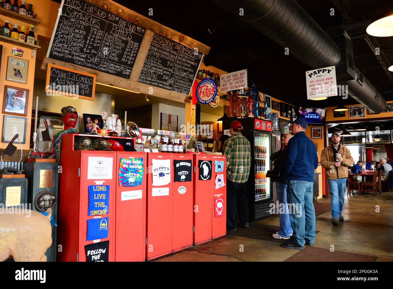 Les clients décident de leur commande tout en examinant un menu de tableau noir au Pappy's, un restaurant mixte entrecôté et barbecue à St Louis Banque D'Images