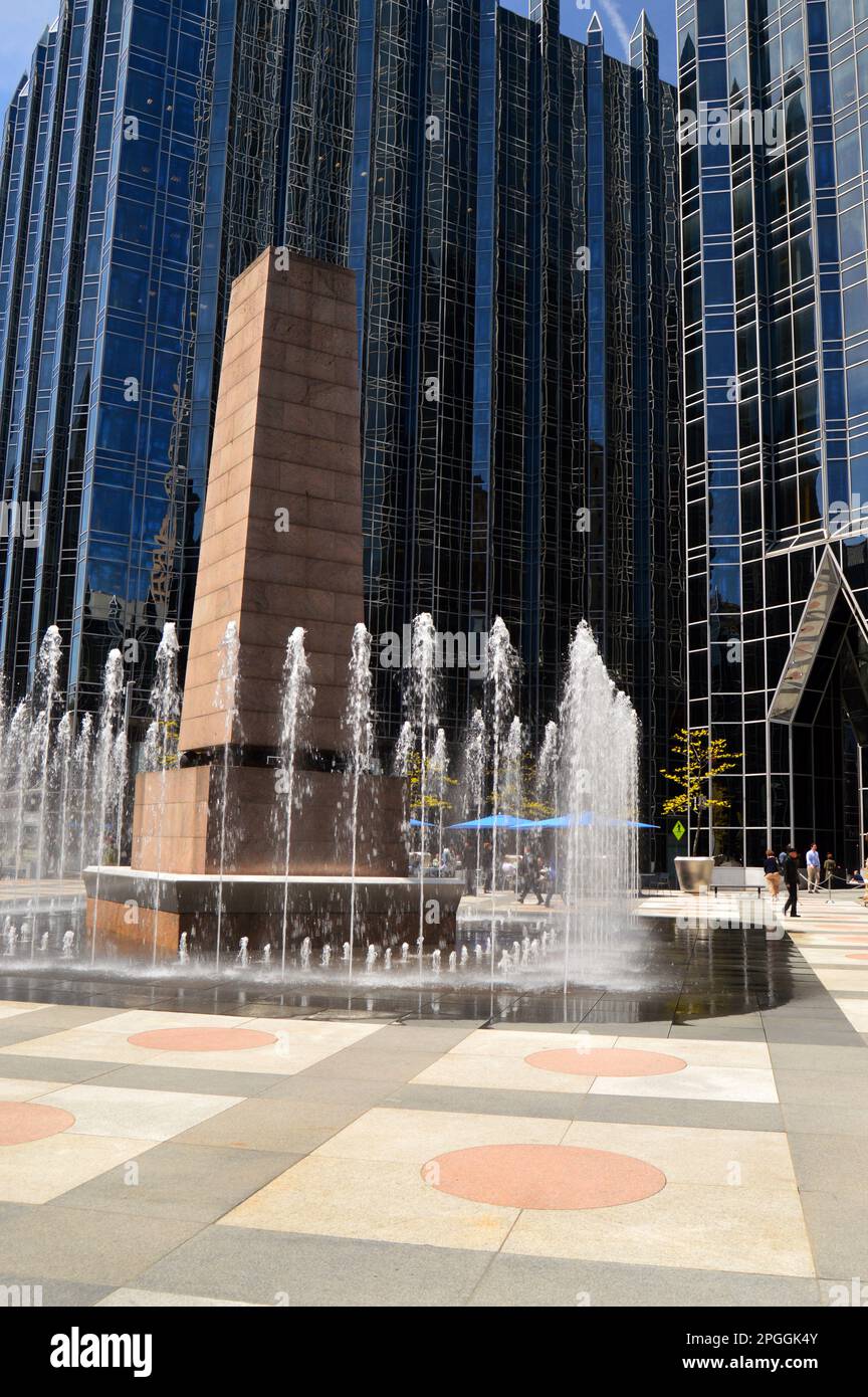 Des fontaines d'eau s'élèvent et éclatent autour d'un obélisque à PPG place, une ville urbaine plaza à Pittsburgh, Pennsylvanie Banque D'Images