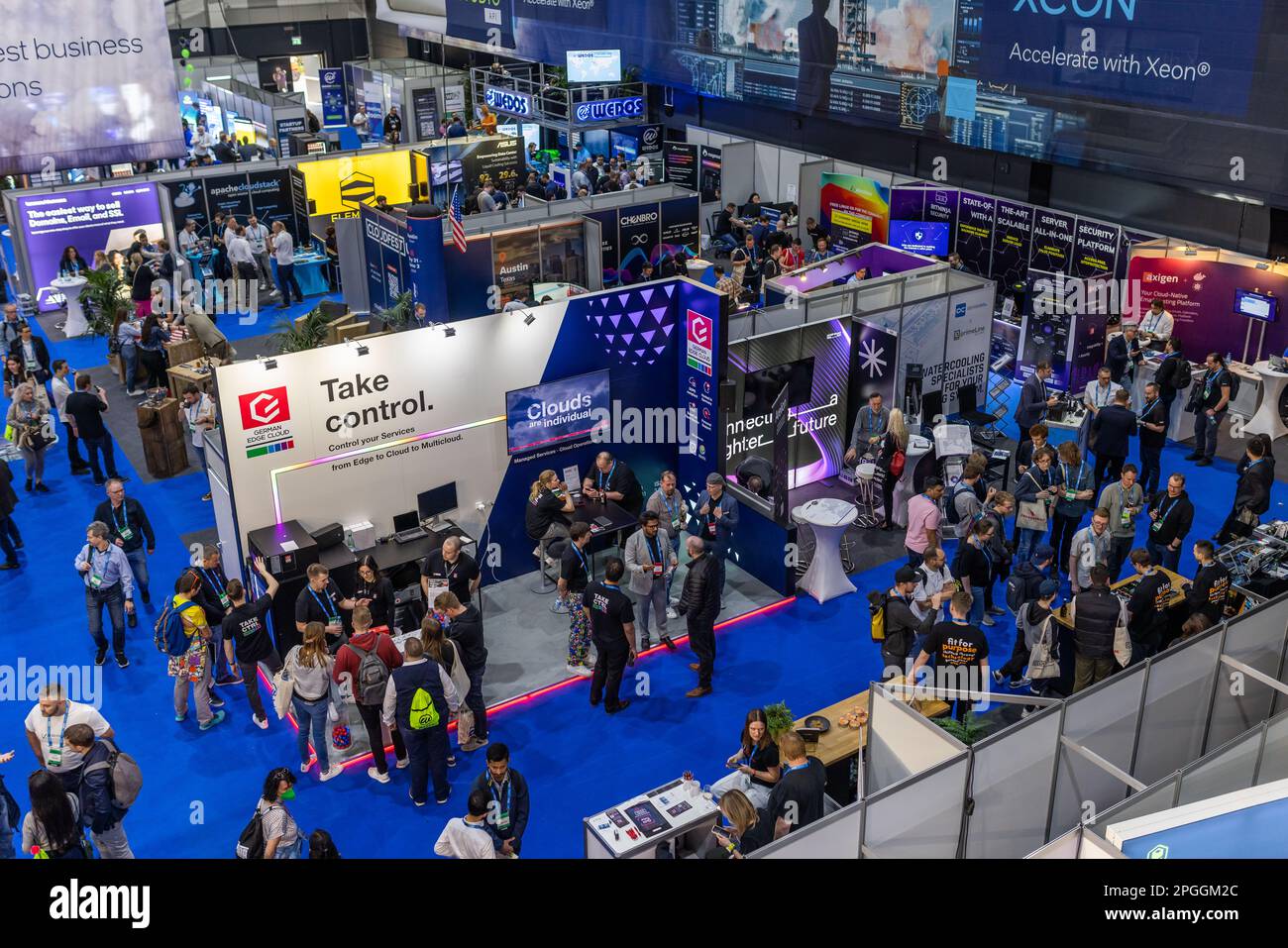 Rouille, Allemagne. 22nd mars 2023. Les participants CloudFest passent devant les stands des salons professionnels à travers EP Arena. Parmi les participants de CloudFest figurent des représentants de l'industrie de plus de 80 pays. Depuis 2003, CloudFest a combiné des présentations spécialisées internationales, des opportunités de divertissement et de réseautage pour l'industrie numérique. Credit: Philipp von Ditfurth/dpa/Alay Live News Banque D'Images