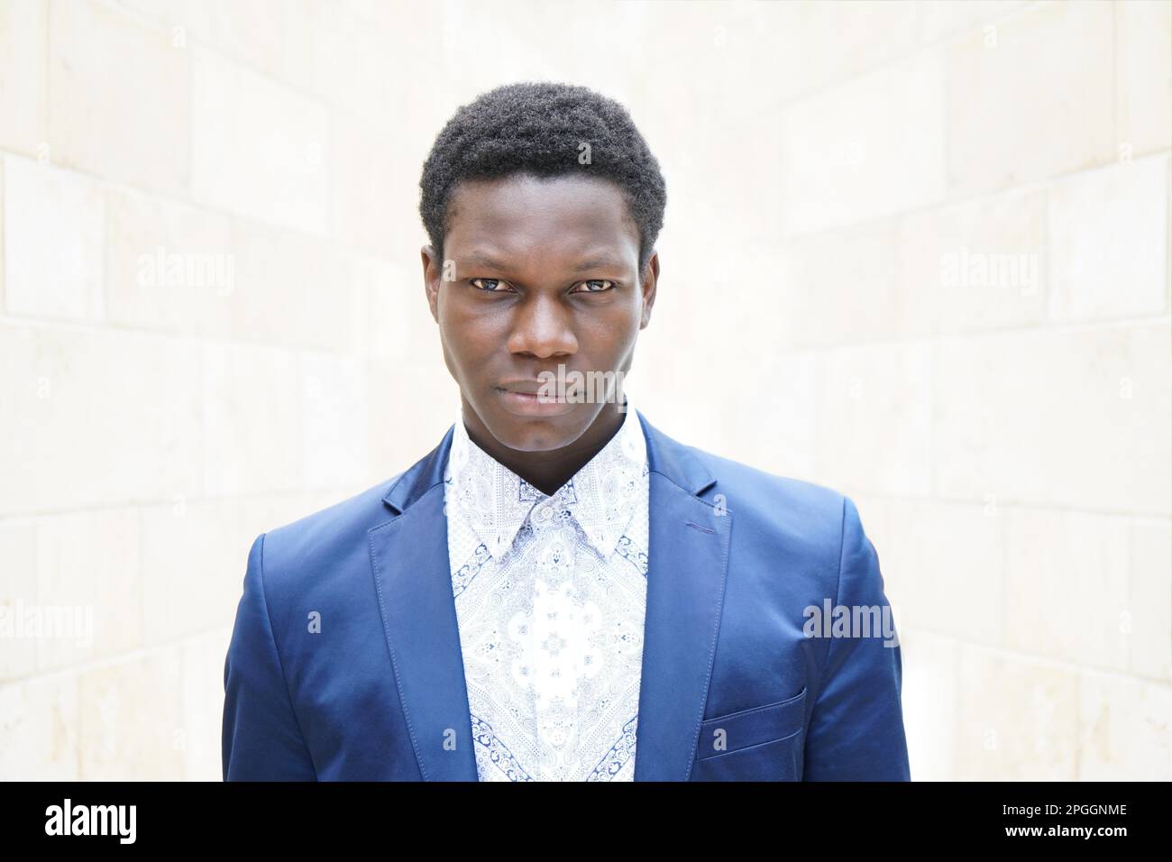 jeune homme d'origine africaine qui a l'air sérieux Banque D'Images