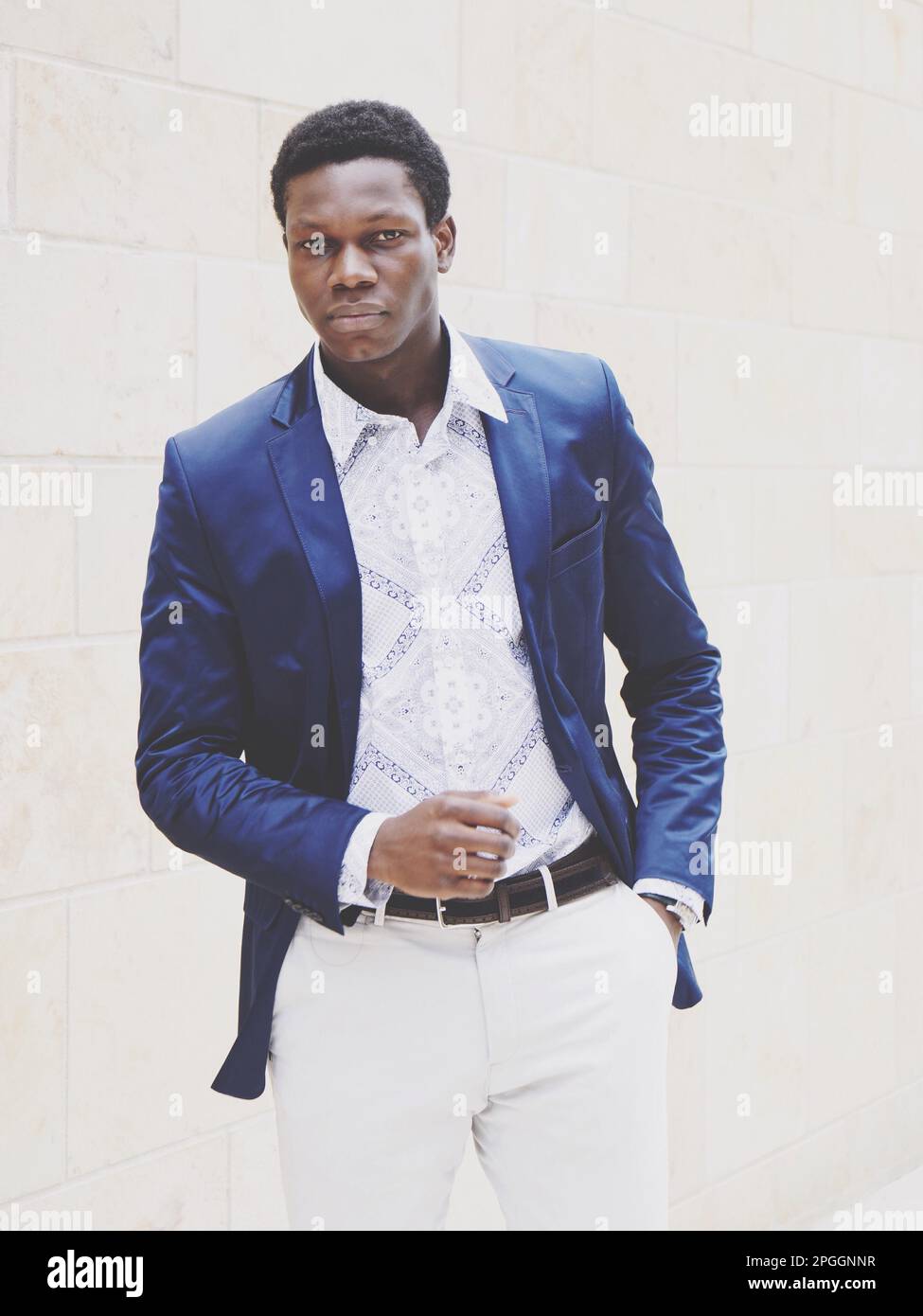 jeune homme d'ascendance africaine portant une mode chic et décontractée pour homme. filtre de couleur décoloré Banque D'Images