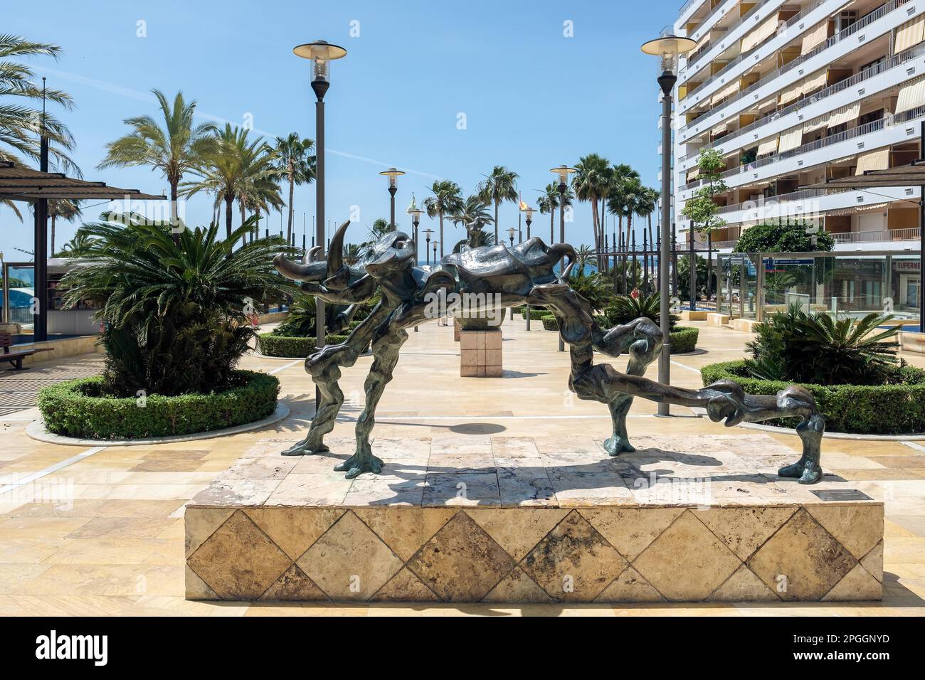 Statue éléphant cosmique par Salvador Dali à Marbella Banque D'Images