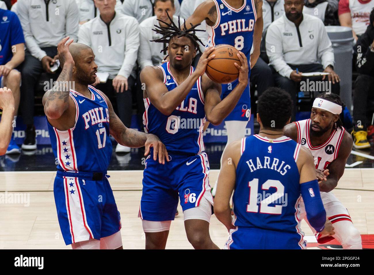 Chicago, États-Unis. 22nd mars 2023. Chicago, Etats-Unis, 22 mars 2023: Tirese Maxey (0 Philadelphie 76ers) saisit le rebond pendant le match entre les Bulls de Chicago et Philadelphie 76ers le mercredi 22 mars 2023 à l'United Center, Chicago, Etats-Unis. (PAS D'UTILISATION COMMERCIALE) (Shaina Benhiyoun/SPP) crédit: SPP Sport Press photo. /Alamy Live News Banque D'Images