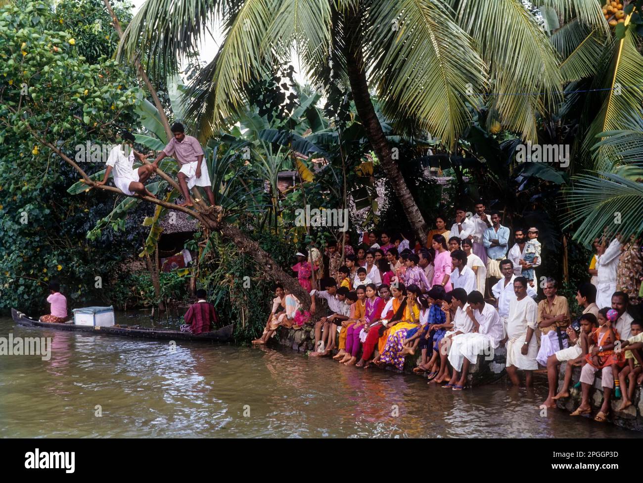 Public regardant la course de bateau Snake pendant le festival Onam à Payippad près de Haripad, Kerala, Inde, Asie Banque D'Images