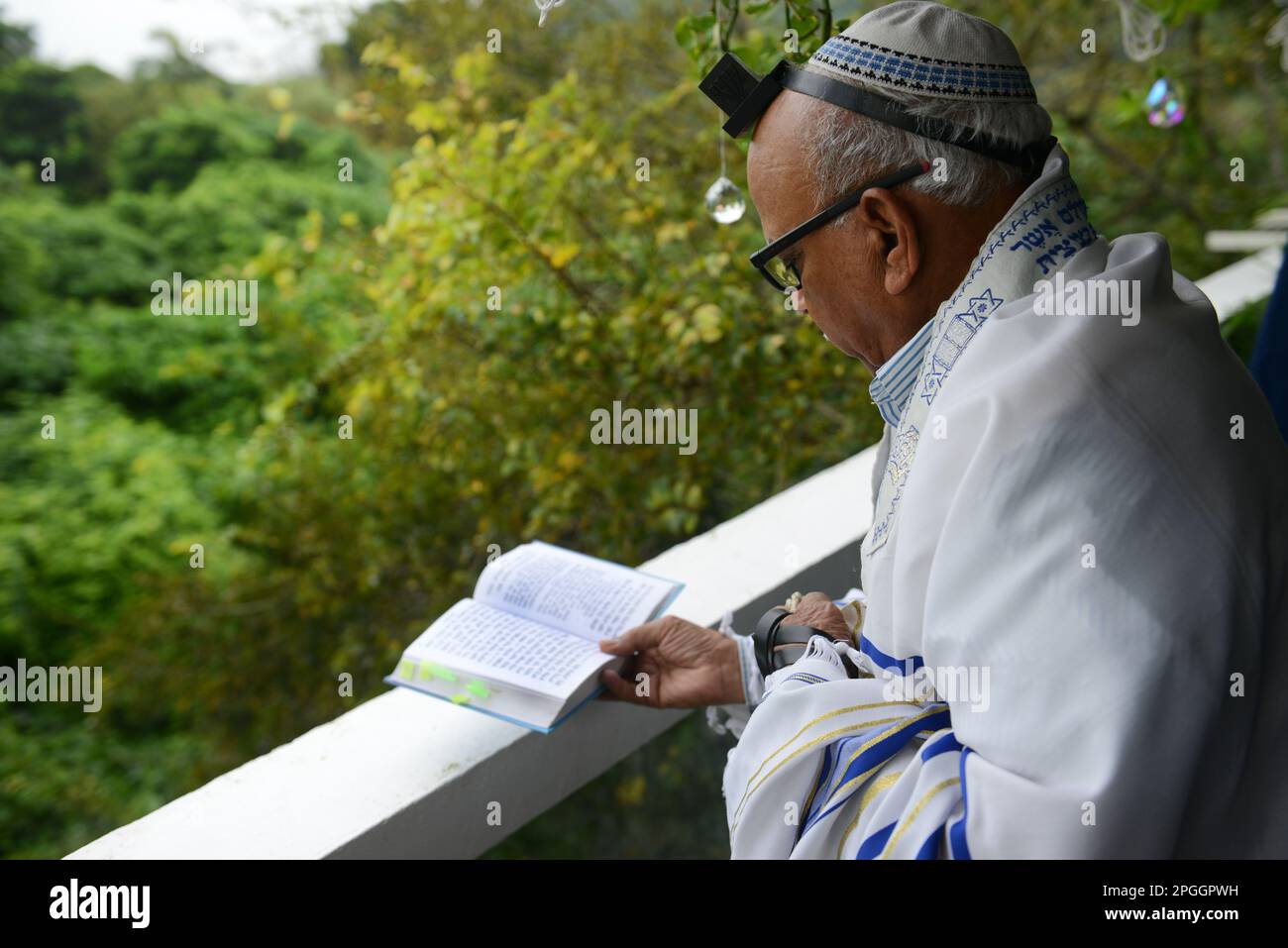 Un juif portant Tait et Tefillin pendant les prières de Shacharit ( prière du matin Photo Stock