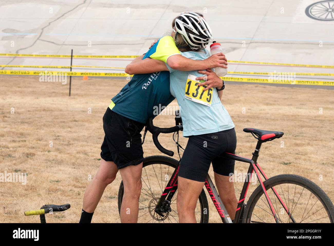 WA24022-00..... WASHINGTON - amitié entre les concurrents à la fin d'une course de cyclocross. Banque D'Images