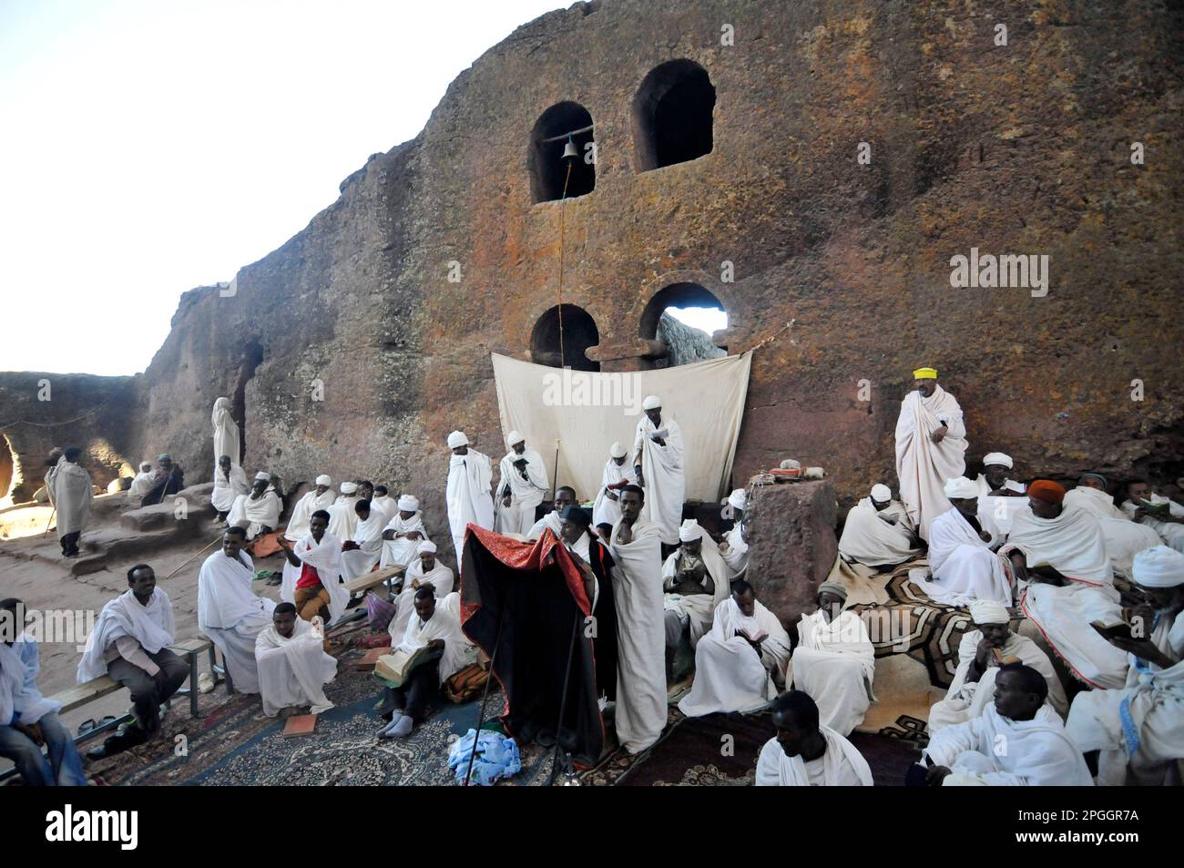 Des pèlerins éthiopiens priant à l'église de Bete Maryam pendant le festival de la semaine de Pâques. Lalibea, Éthiopie. Banque D'Images