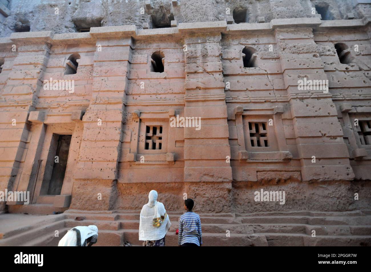 Des pèlerins éthiopiens priant à l'église de Bete Maryam pendant le festival de la semaine de Pâques. Lalibea, Éthiopie. Banque D'Images