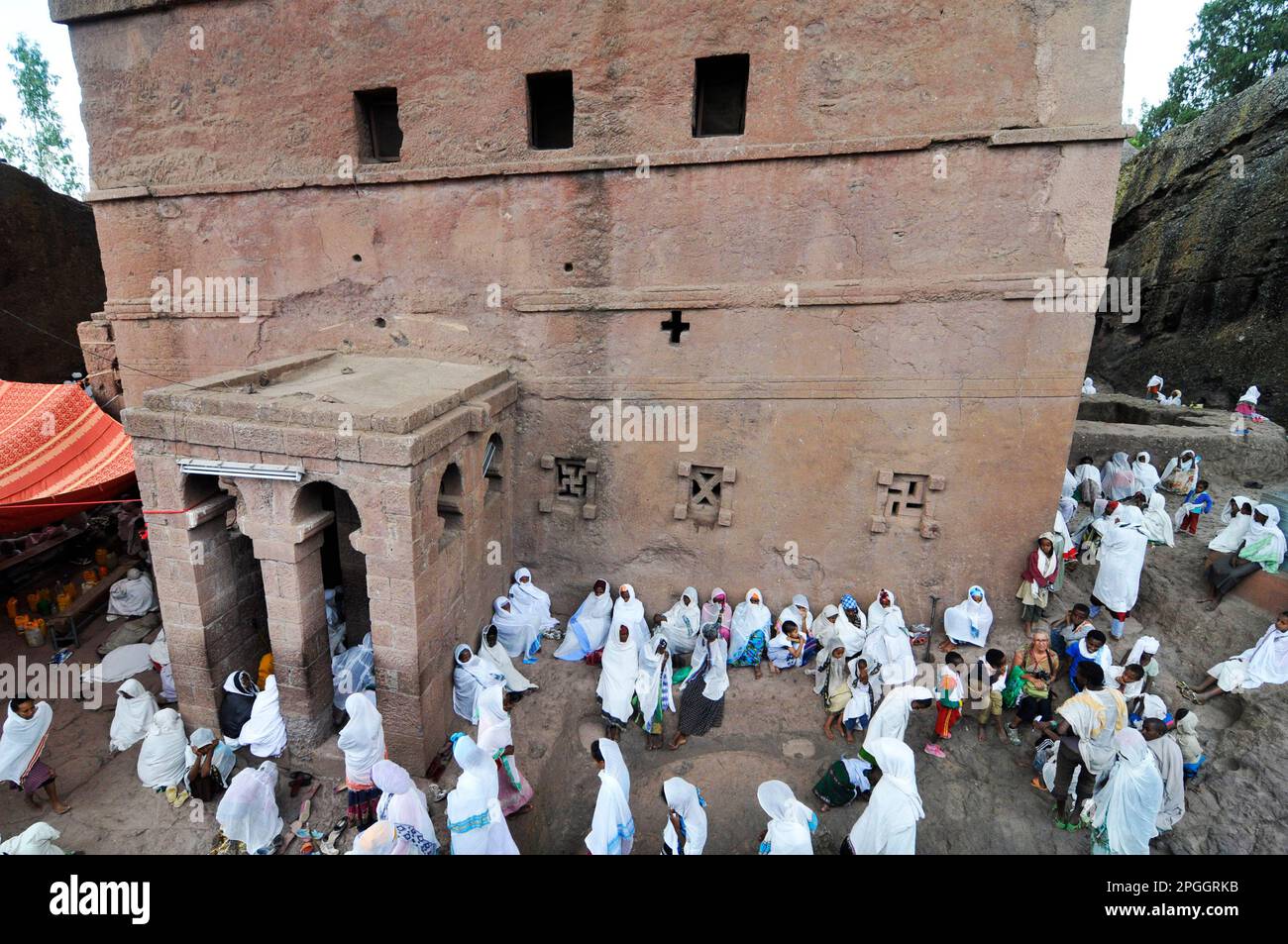 Des pèlerins éthiopiens priant à l'église de Bete Maryam pendant le festival de la semaine de Pâques. Lalibea, Éthiopie. Banque D'Images