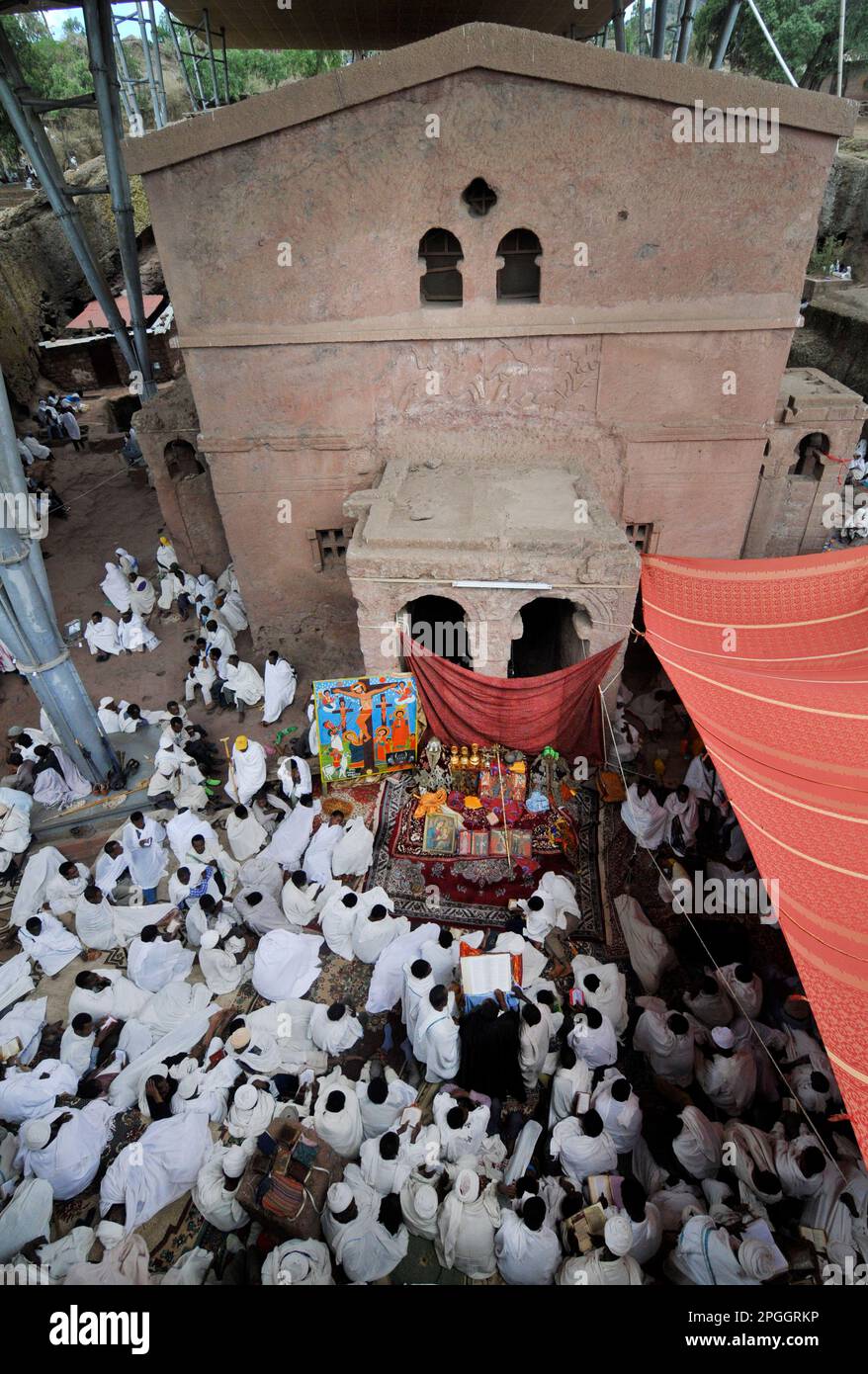 Des pèlerins éthiopiens priant à l'église de Bete Maryam pendant le festival de la semaine de Pâques. Lalibea, Éthiopie. Banque D'Images