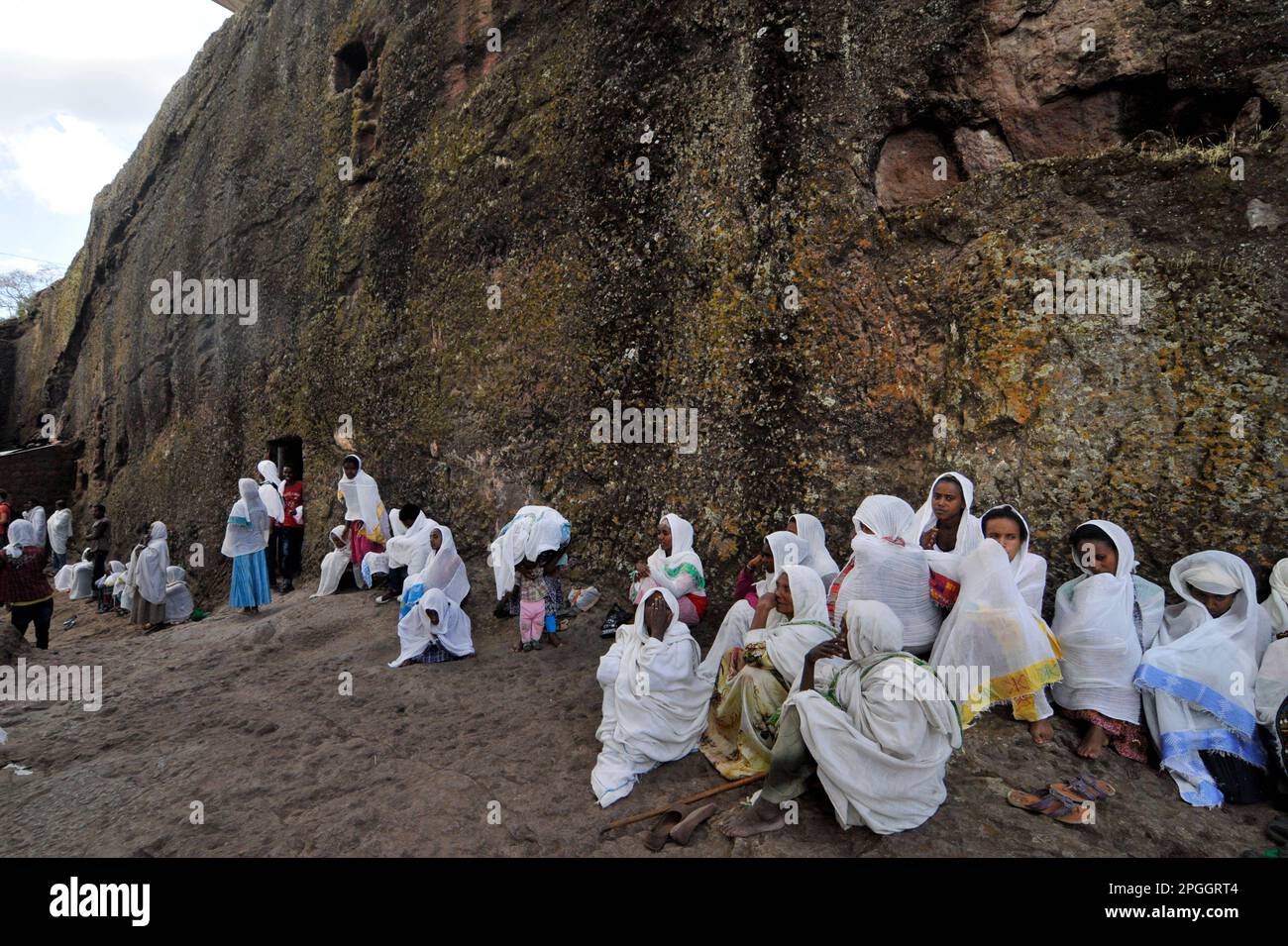 Des pèlerins éthiopiens priant à l'église de Bete Maryam pendant le festival de la semaine de Pâques. Lalibea, Éthiopie. Banque D'Images