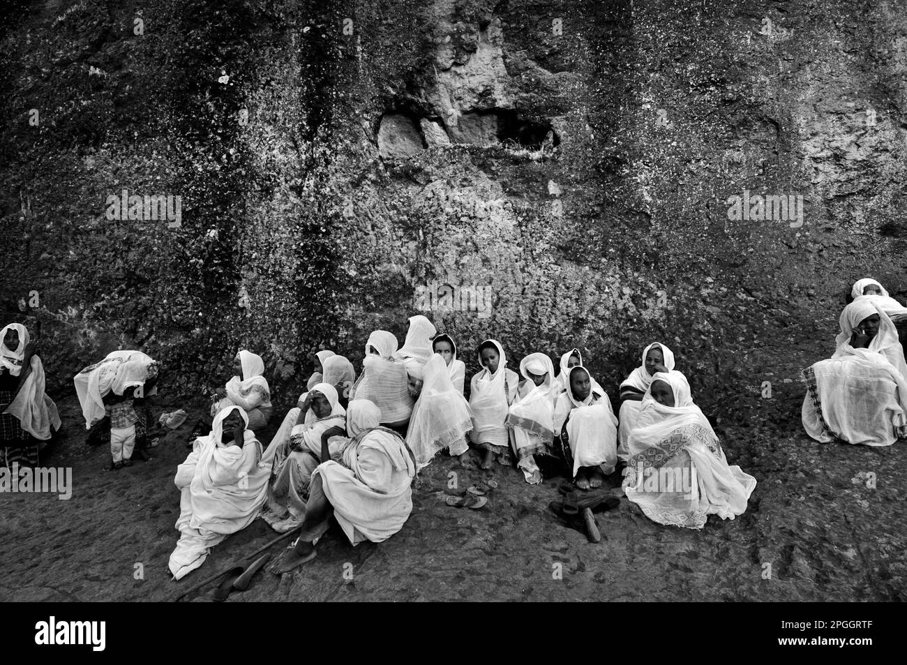 Des pèlerins éthiopiens priant à l'église de Bete Maryam pendant le festival de la semaine de Pâques. Lalibea, Éthiopie. Banque D'Images