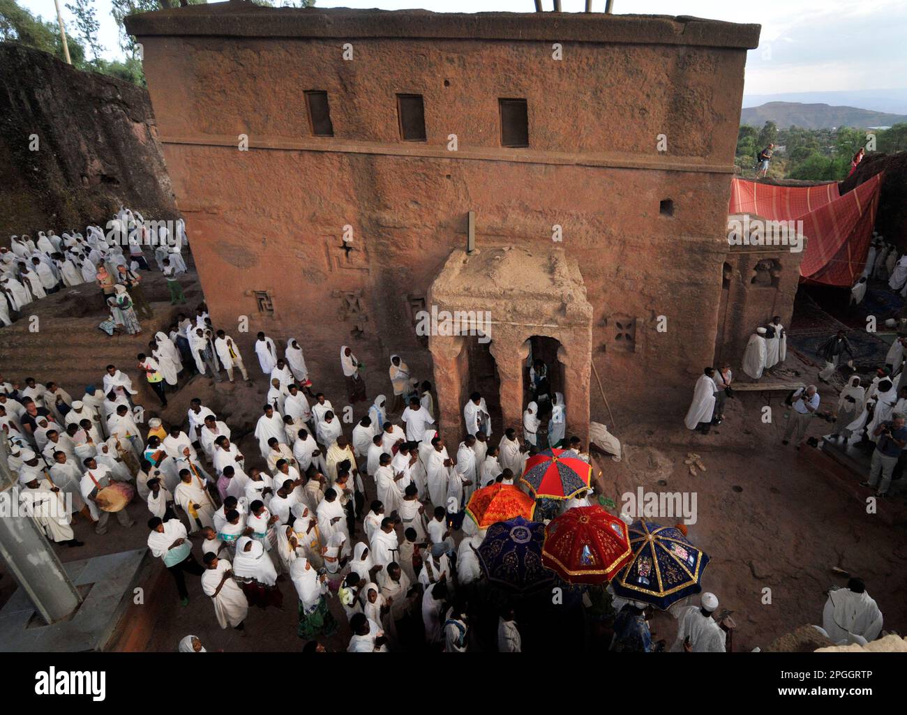 Des pèlerins éthiopiens priant à l'église de Bete Maryam pendant le festival de la semaine de Pâques. Lalibea, Éthiopie. Banque D'Images