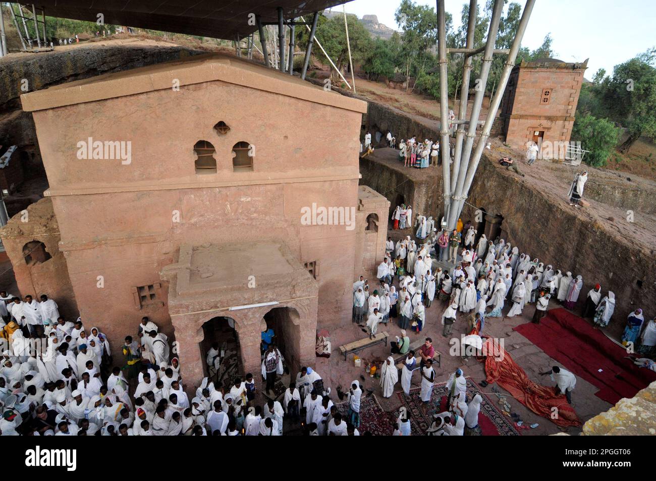 Des pèlerins éthiopiens priant à l'église de Bete Maryam pendant le festival de la semaine de Pâques. Lalibea, Éthiopie. Banque D'Images
