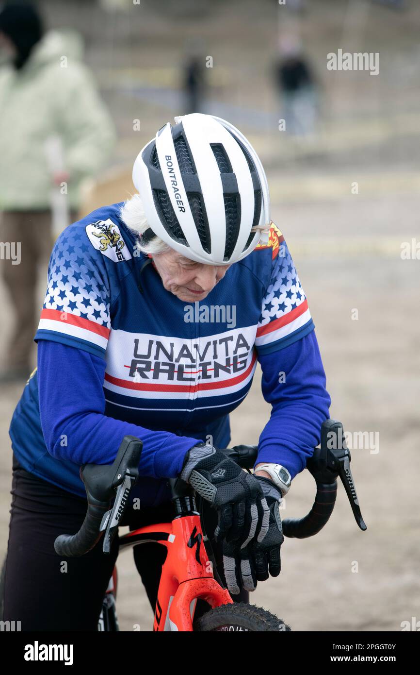 WA24070-00....Washington - Senior Cyclest Fran (80 ans) en train de se faire une course de cyclocross dans l'ouest de Washington. Banque D'Images