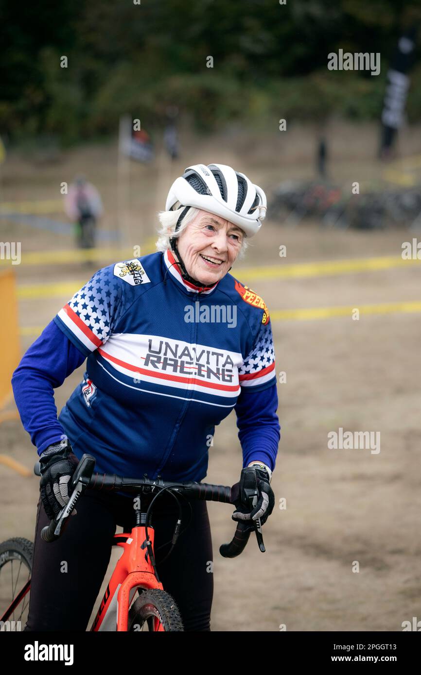 WA24071-00....Washington - Senior Cyclest Fran (80 ans) en train de se faire une course de cyclocross dans l'ouest de Washington. Banque D'Images