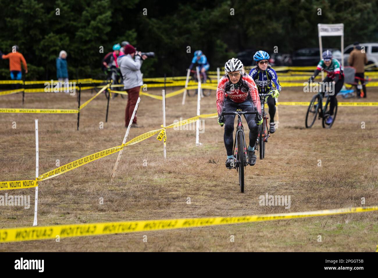 WA24074-00....Washington - Vicky Spring, âgée de 69 ans, se comparant dans une course de cyclocross dans l'ouest de l'État de Washington. Vicky en rouge. Banque D'Images