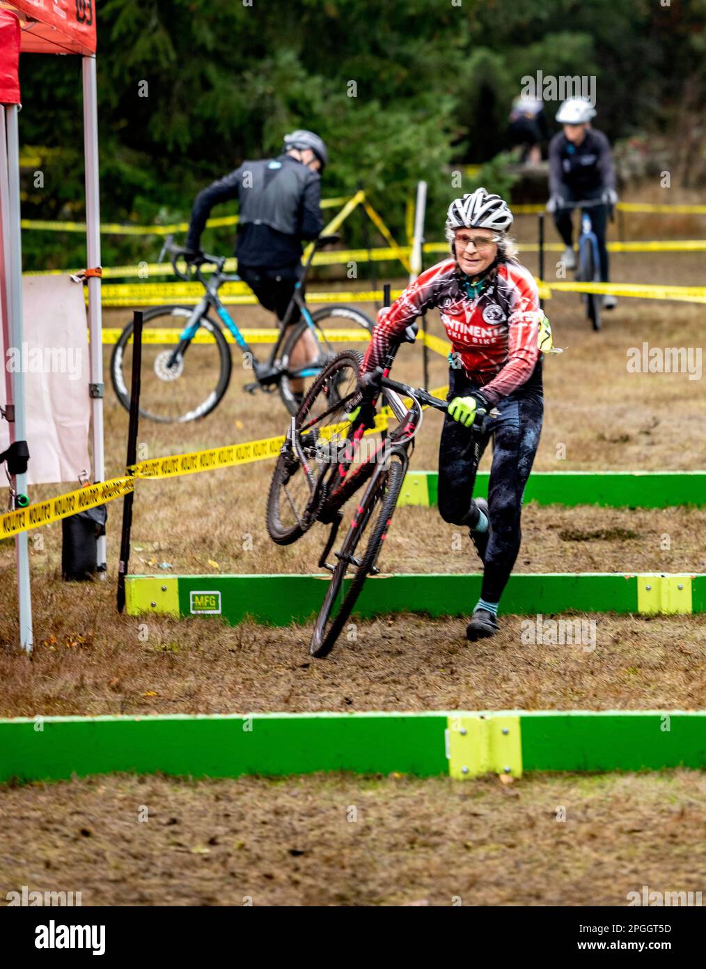 WA24077-00....Washington - Vicky Spring, âgée de 69 ans, se comparant dans une course de cyclocross dans l'ouest de l'État de Washington. Vicky en rouge. Banque D'Images