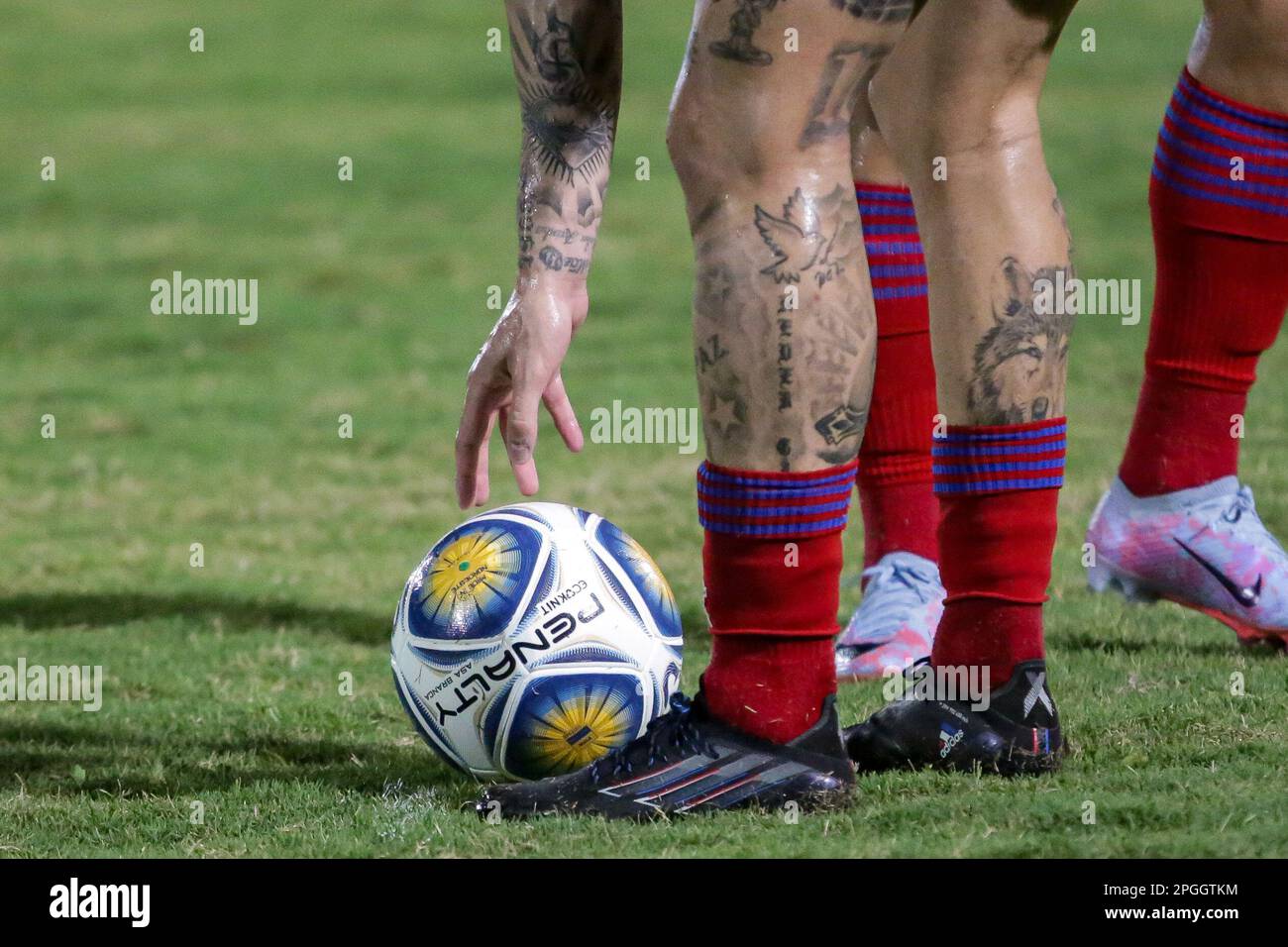 Recife, Brésil. 23rd mars 2023. PE - Recife - 03/22/2023 - COPA DO NORDESTE 2023, SANTA CRUZ X FORTALEZA - Tattoo du joueur Lucas Crispim de Fortaleza vu lors d'un match contre Santa Cruz au stade Arruda pour le championnat Copa do Nordeste 2023. Photo: Rafael Vieira/AGIF/Sipa USA crédit: SIPA USA/Alay Live News Banque D'Images