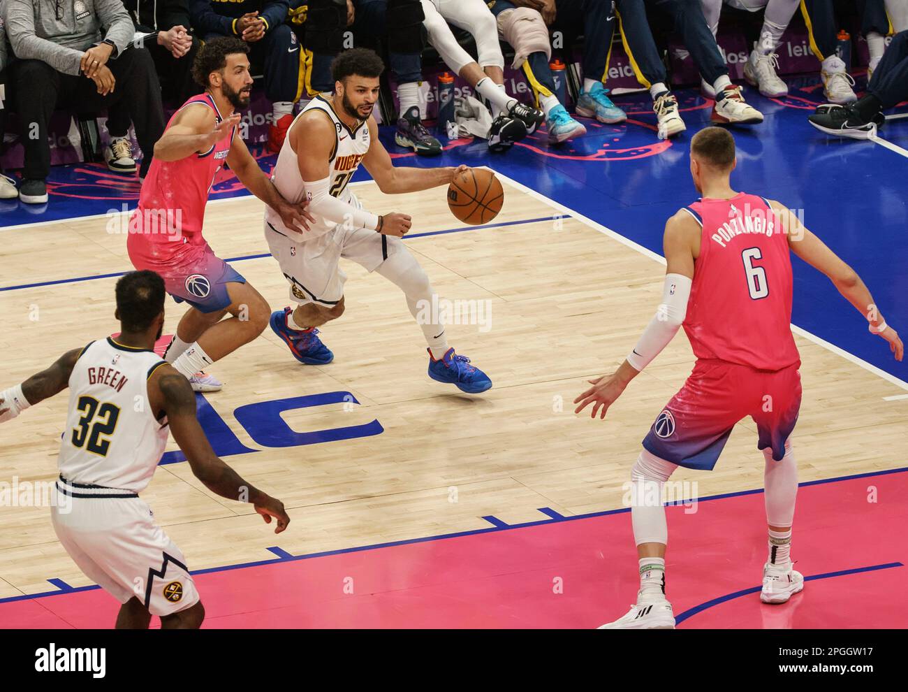 Washington, États-Unis. 22nd avril 2023. WASHINGTON, DC - MARS 22: Le garde de Denver Nuggets Jamal Murray (27) dribbles dans pendant un match de la NBA entre les Wizards de Washington et les Nuggets de Denver, sur 22 mars 2023, à la Capital One Arena, à Washington, DC. (Photo de Tony Quinn/SipaUSA) crédit: SIPA USA/Alay Live News Banque D'Images