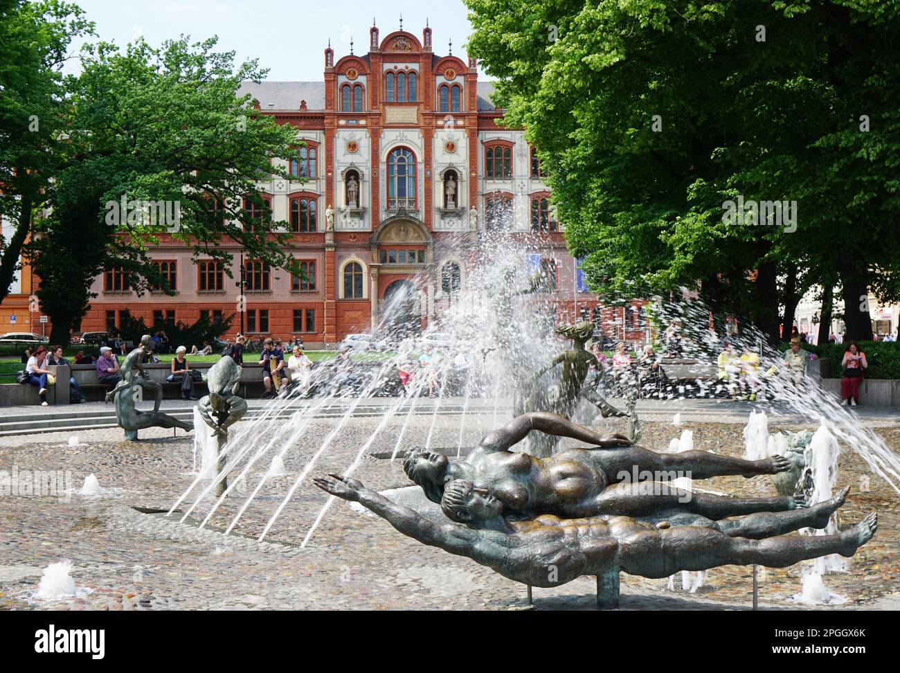 Rostock, Allemagne - 30 mai 2016 : place de l'université avec fontaine de vitalité et bâtiment universitaire. L'Université de Rostock, fondée en 1419, est Banque D'Images