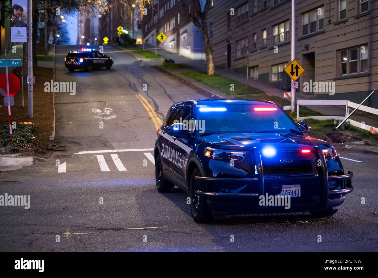 Seattle, États-Unis. 22nd mars 2023. Vers 7 h 30pm, la police a reçu un appel de 911 personnes signalant qu'une personne a tiré sur le printemps et 9th dans le centre-ville. La police est arrivée et a trouvé une personne avec une blessure par balle et l'a transportée à l'hôpital de Harborview et a commencé une enquête. James Anderson/Alay Live News Banque D'Images