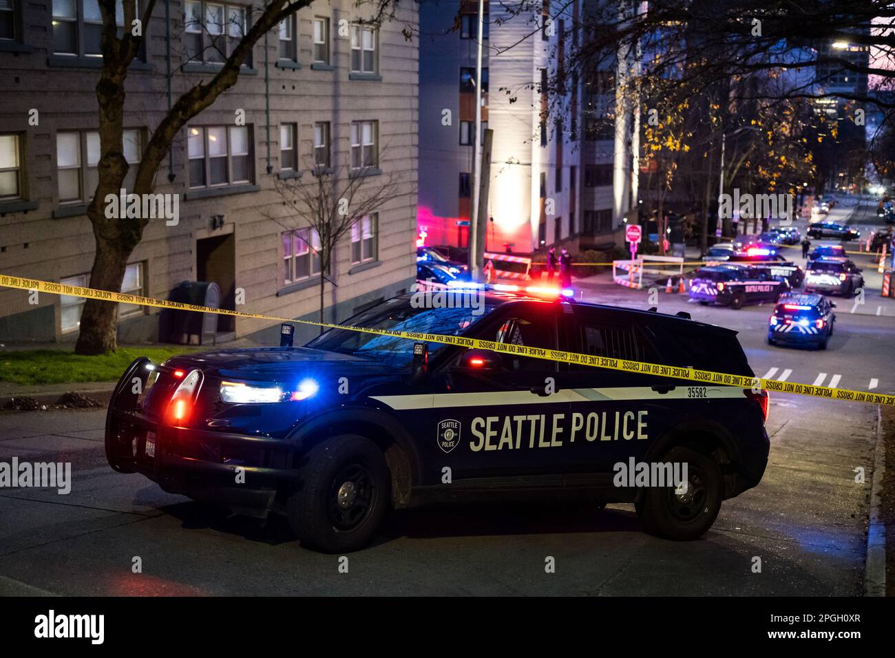 Seattle, États-Unis. 22nd mars 2023. Vers 7 h 30pm, la police a reçu un appel de 911 personnes signalant qu'une personne a tiré sur le printemps et 9th dans le centre-ville. La police est arrivée et a trouvé une personne avec une blessure par balle et l'a transportée à l'hôpital de Harborview et a commencé une enquête. James Anderson/Alay Live News Banque D'Images