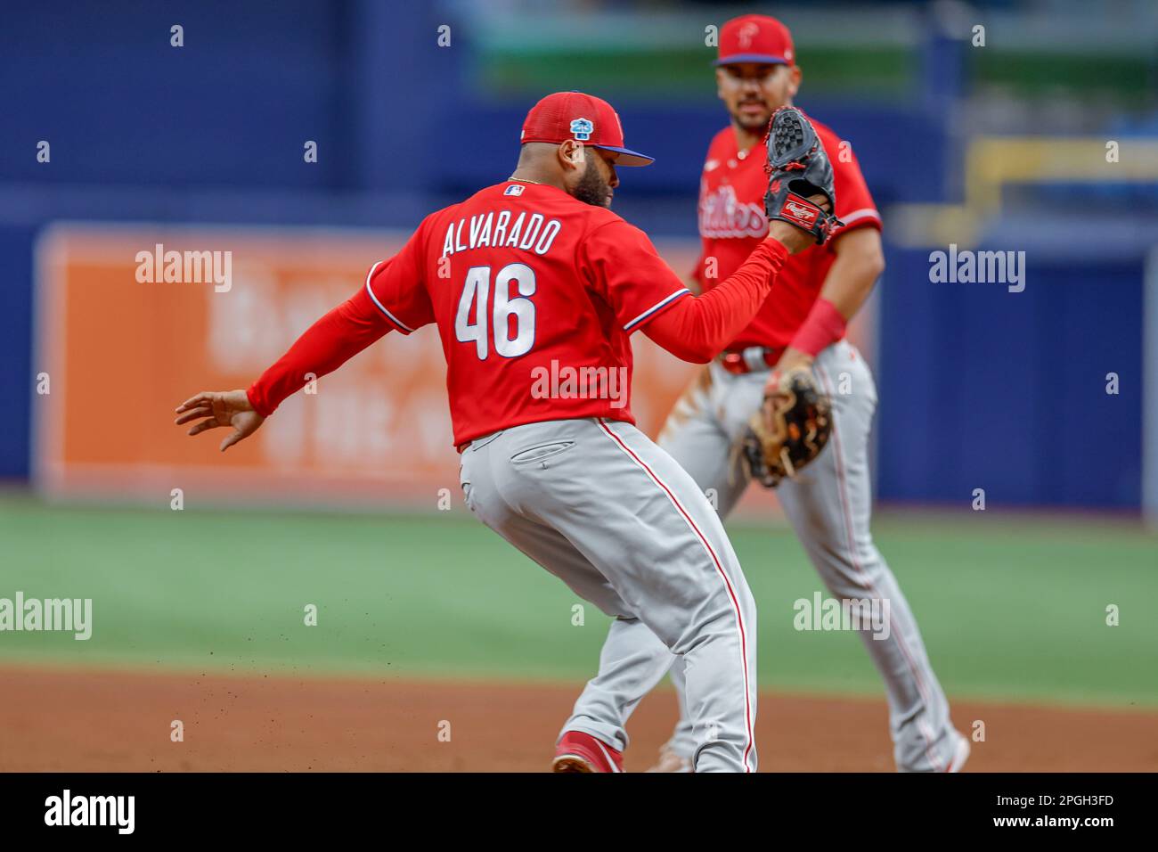 22 mars 2023, St. Petersburg, FL USA; Philadelphia Phillies premier baseman Darick Hall (24) champs et jetés pour le lanceur de secours Jose Alvarado (46) FO Banque D'Images