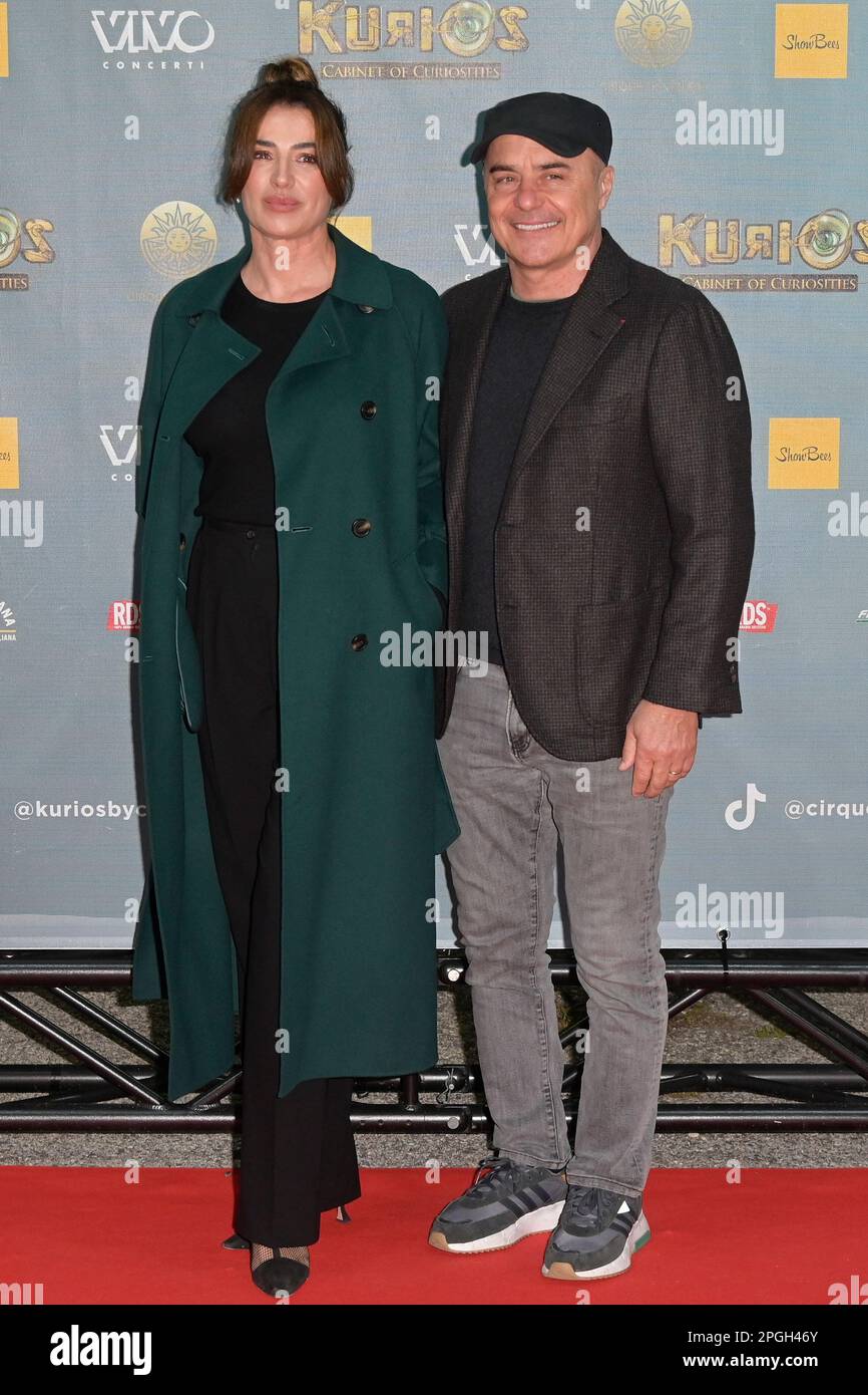 Rome, Italie. 22nd mars 2023. Luisa Ranieri (L) et Luca Zingaretti (R) assistent au tapis rouge du spectacle du Cirque du Soleil « Kurios Cabinet of Curiosity » au théâtre de tente de via Tor di Quinto. Crédit : SOPA Images Limited/Alamy Live News Banque D'Images
