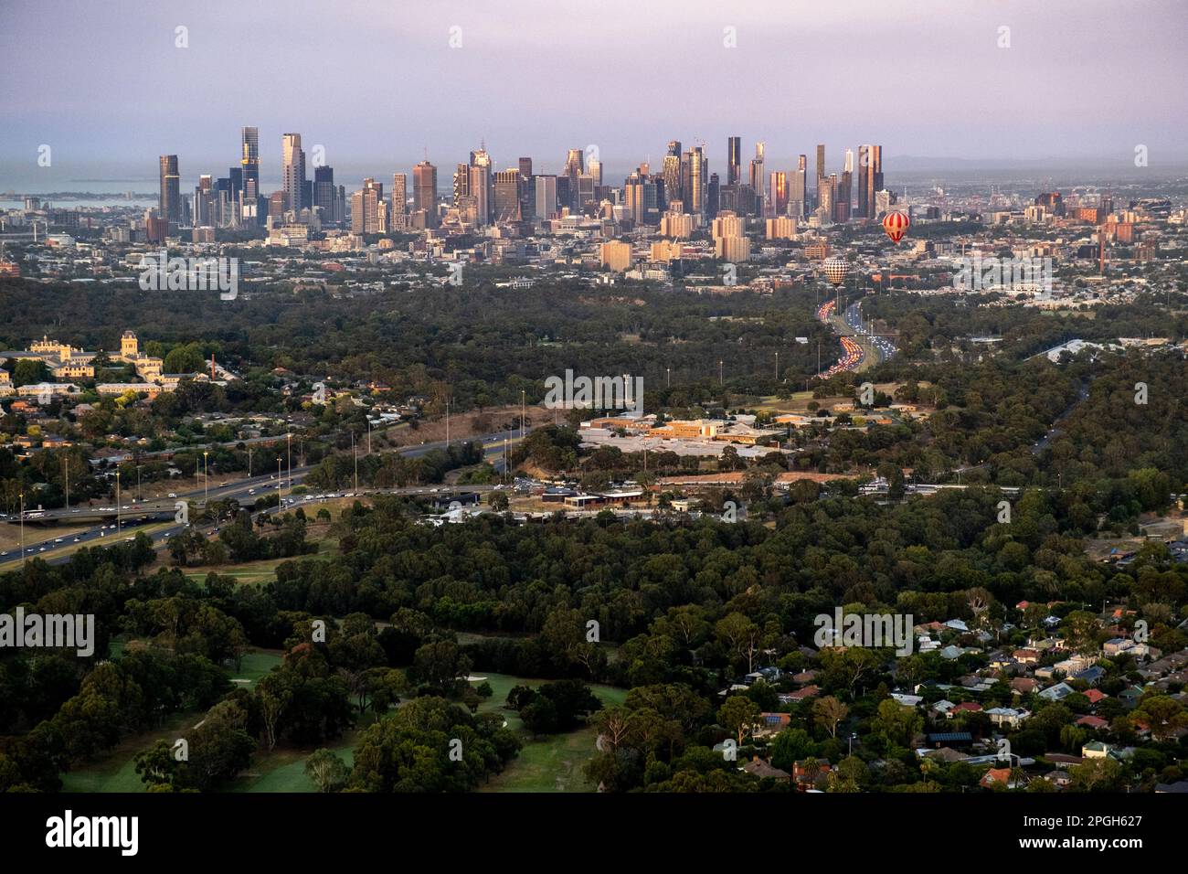 Vue aérienne sur les gratte-ciel et la banlieue de Melbourne. Melbourne, Victoria, Australie Banque D'Images
