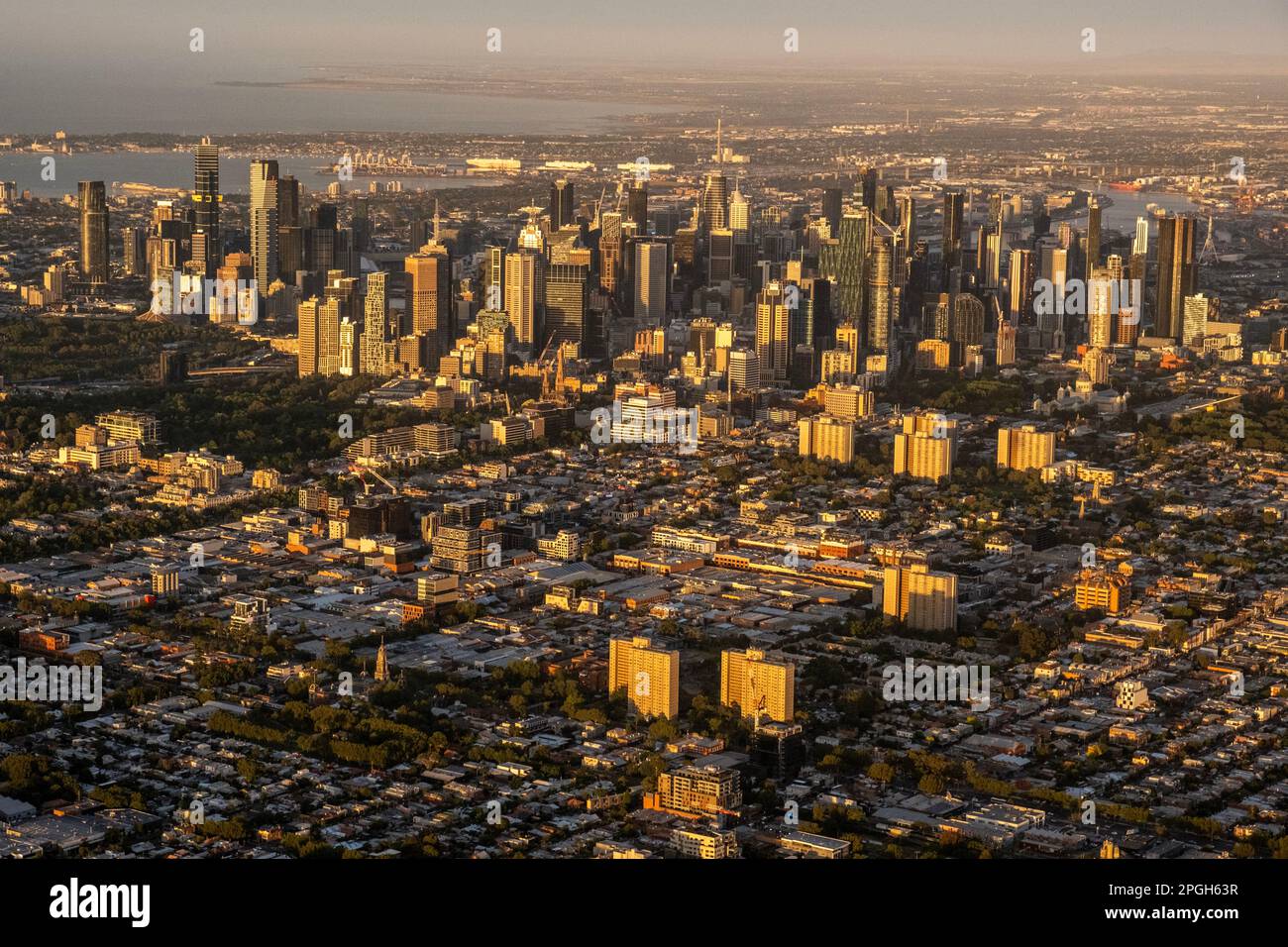 Vue aérienne sur les gratte-ciel et la banlieue de Melbourne. Melbourne, Victoria, Australie Banque D'Images