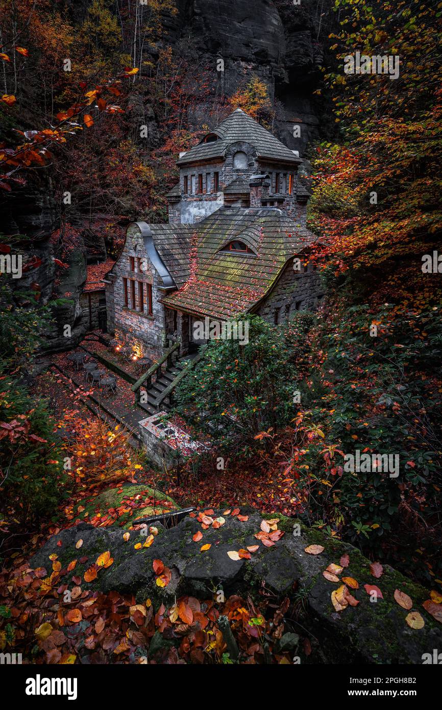 Hrensko, République Tchèque - joli cottage en pierre dans les bois tchèques près de Hresko à l'automne avec des feuilles et des feuillages d'automne colorés Banque D'Images