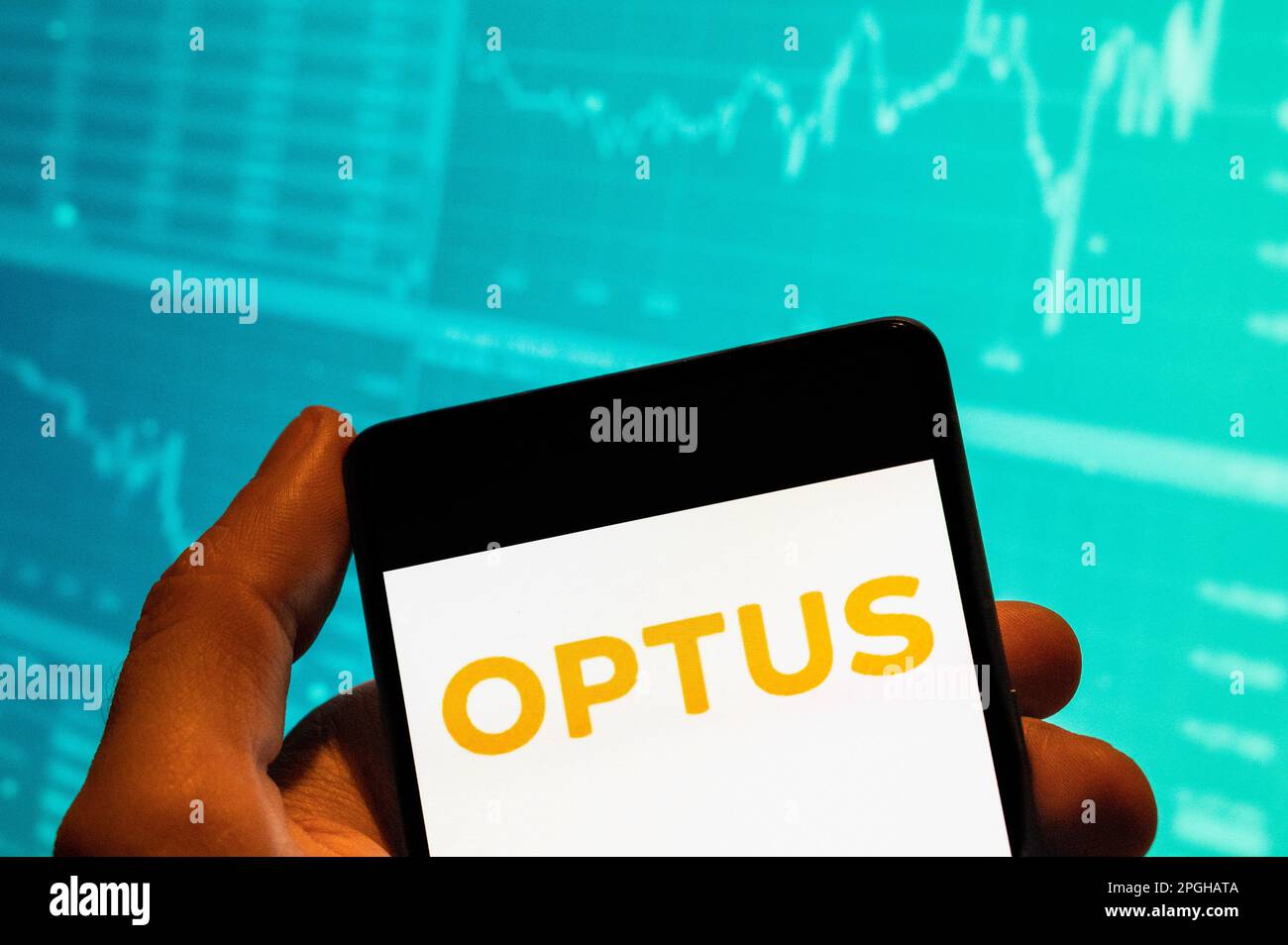Dans cette illustration, le logo Optus, deuxième plus grand fabricant  australien de télécommunications, est affiché sur un smartphone avec un  graphique de l'indice boursier économique en arrière-plan Photo Stock -  Alamy